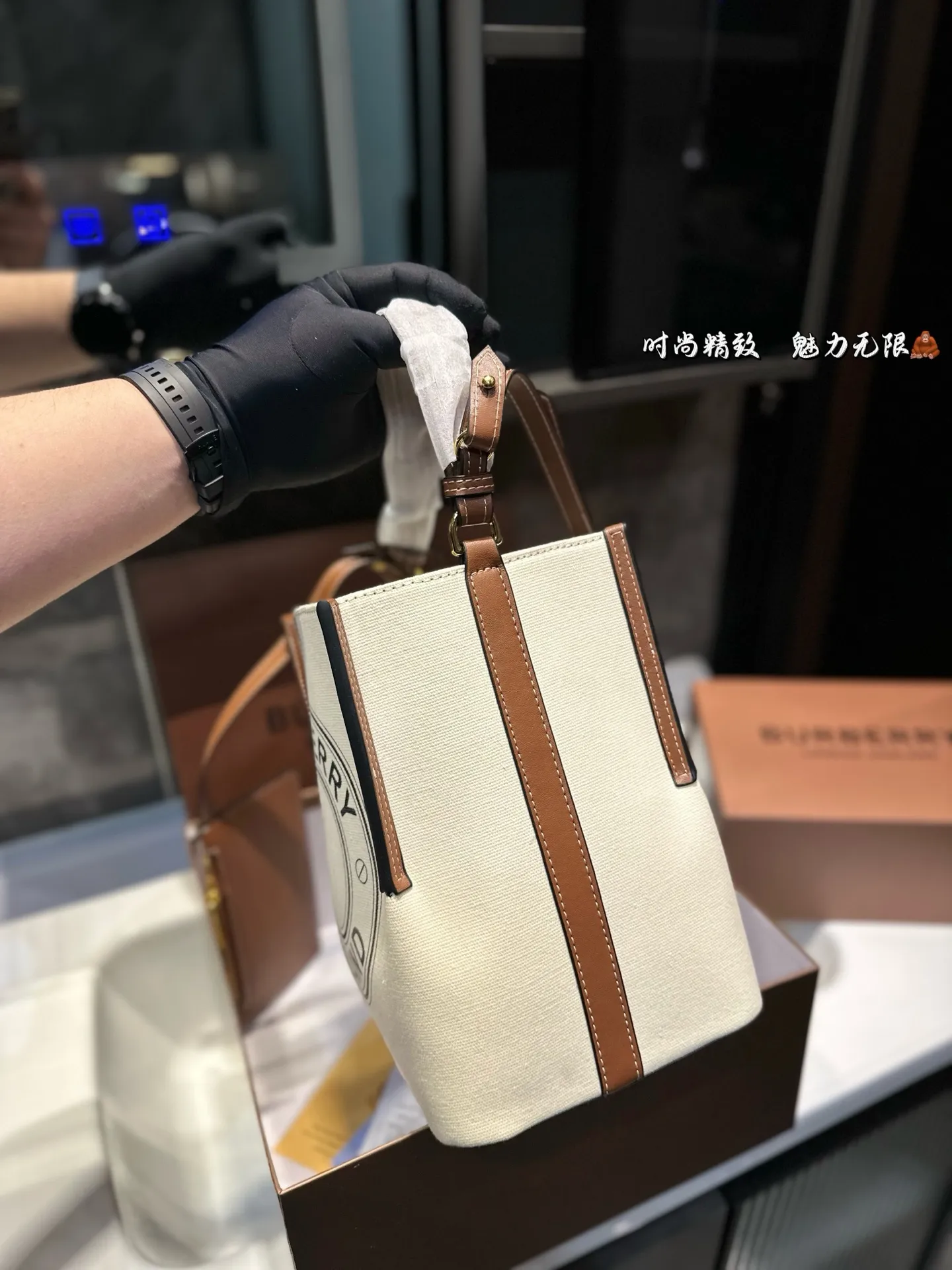 ❤️p130❤️ Burberry越来越文艺了 很久没有巴宝莉有这样心动的感觉了之前也只见过官宣照片 实物到手才发现比想象中的还要美简直一见钟情自从 Riardo tisci加入Burberry 以来搞了好多大事件!启 用新logo 开创新monogram打造全新包款 今年春夏毫不张扬低调上线的帆布系列包包 简直就是偷心多少人感叹因为这几款帆布包 也变成了不敢随便进的店新款的帆布水桶包不仅好看 造型和其他帆布包也不太一样特别的样式自带vintage气质帆布面料比全皮的看起来更有质感更特别自带文艺小清新的气息 上身搭配也是超乎想象的显气质 尺寸21*25.5cm