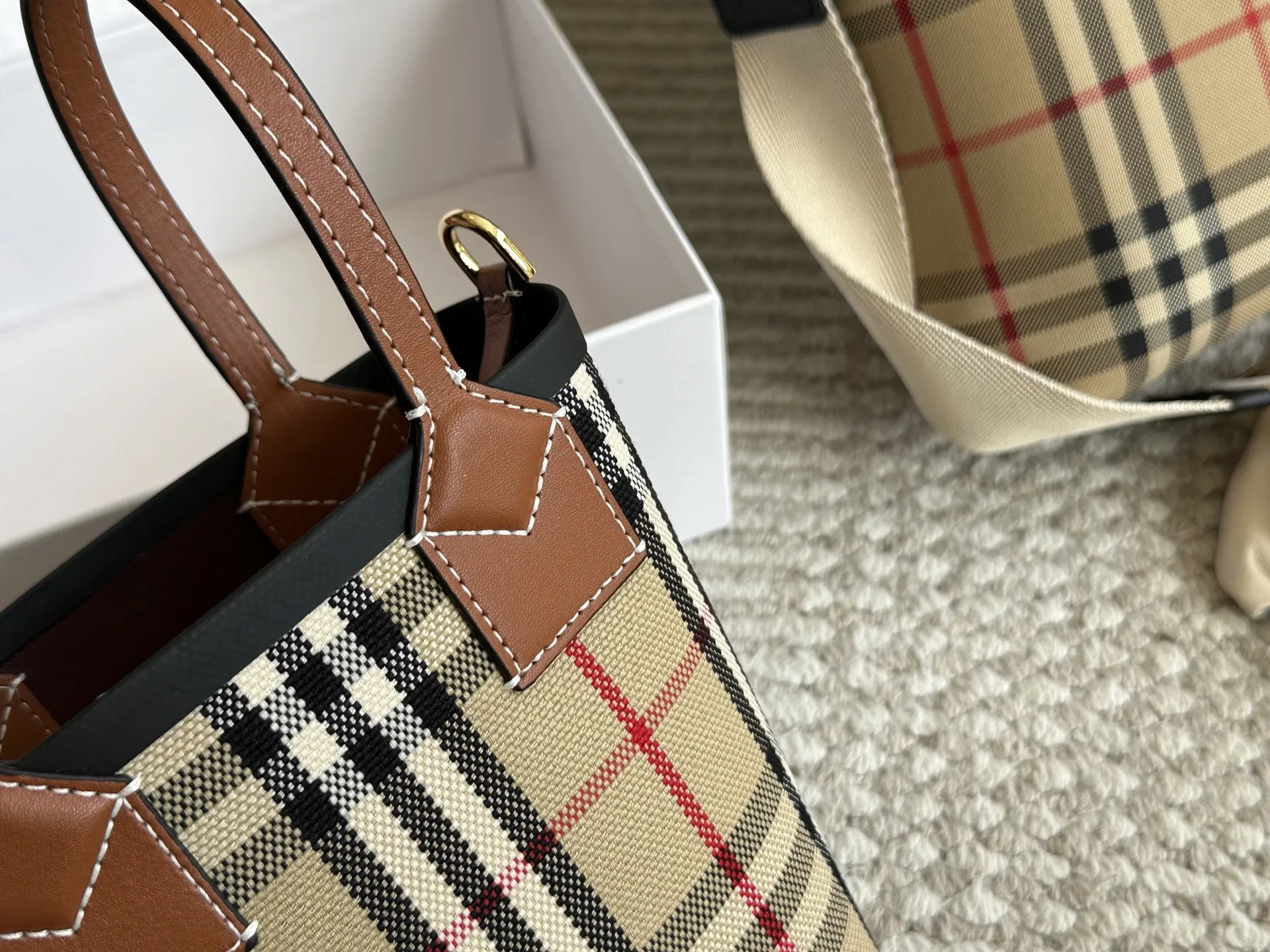 💰150 配盒 size：底宽11 上宽20高18 Bur|可爱的小 格纹水桶包/菜篮子 超级经典的小格子哦！