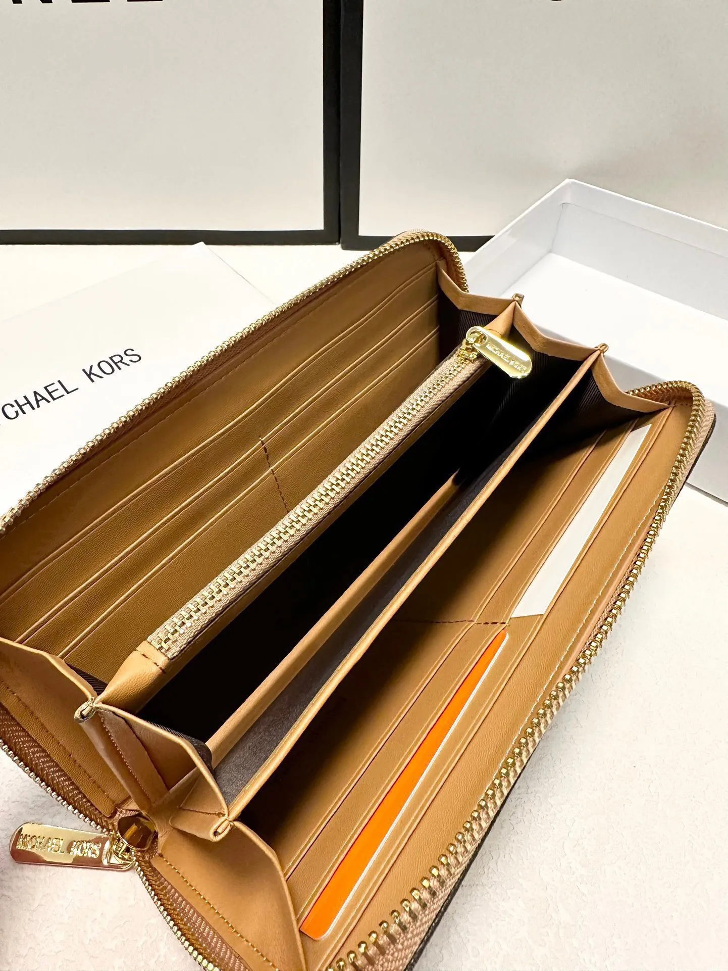 P95🎀🎀颜色 咖🎀尺寸 19x10🎀实拍MK✨优质牛皮🐂手感一流👏时尚设计💋潮版百搭，简约大方，经典永不过时💍单拉链钱包