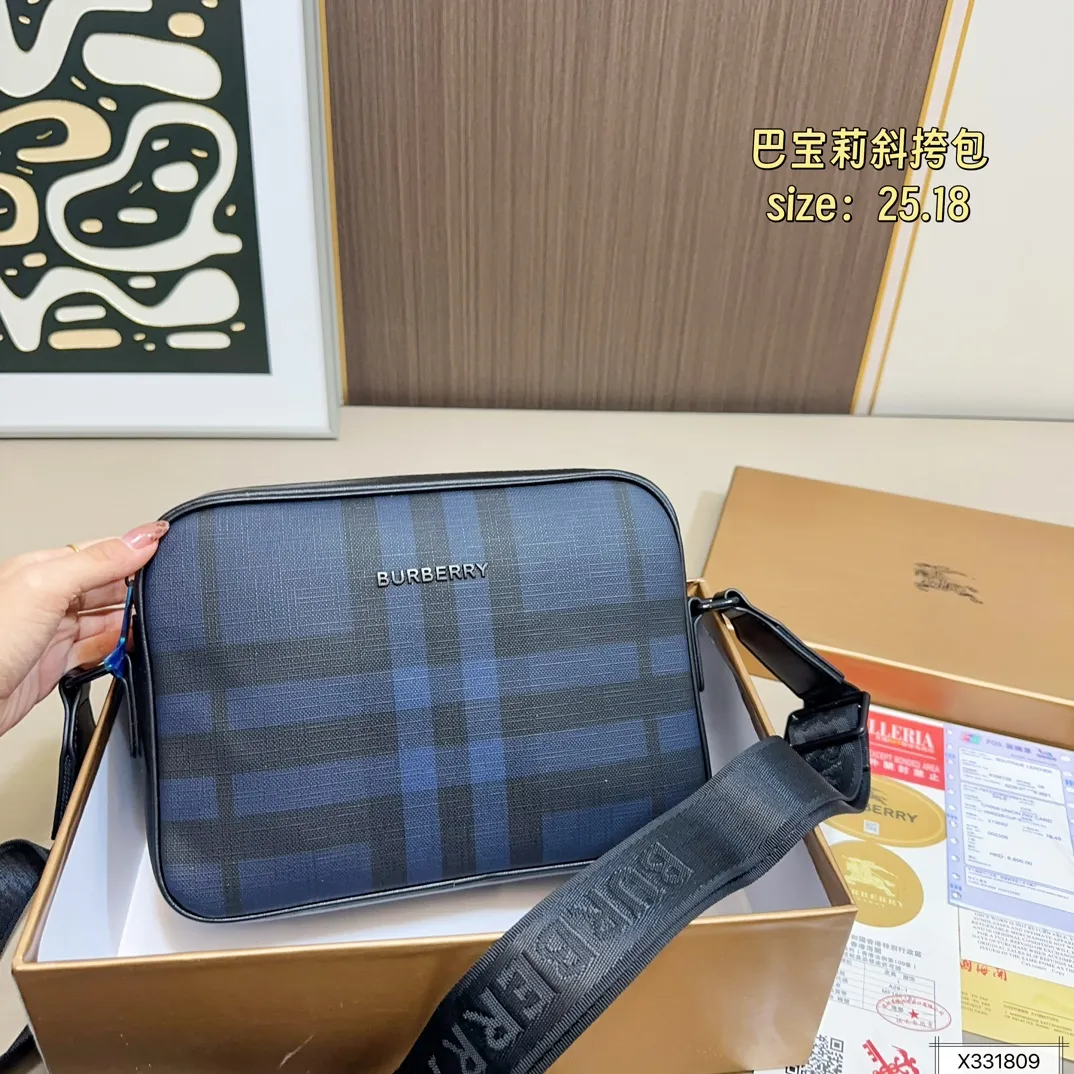 💰125 配盒 尺寸25.18 巴宝莉新款邮差包/斜跨包😄爆款🆕单品，皮质柔软 手感超赞 高端五金拉链头 做工细节精致 休闲低调实用，高品质 ！