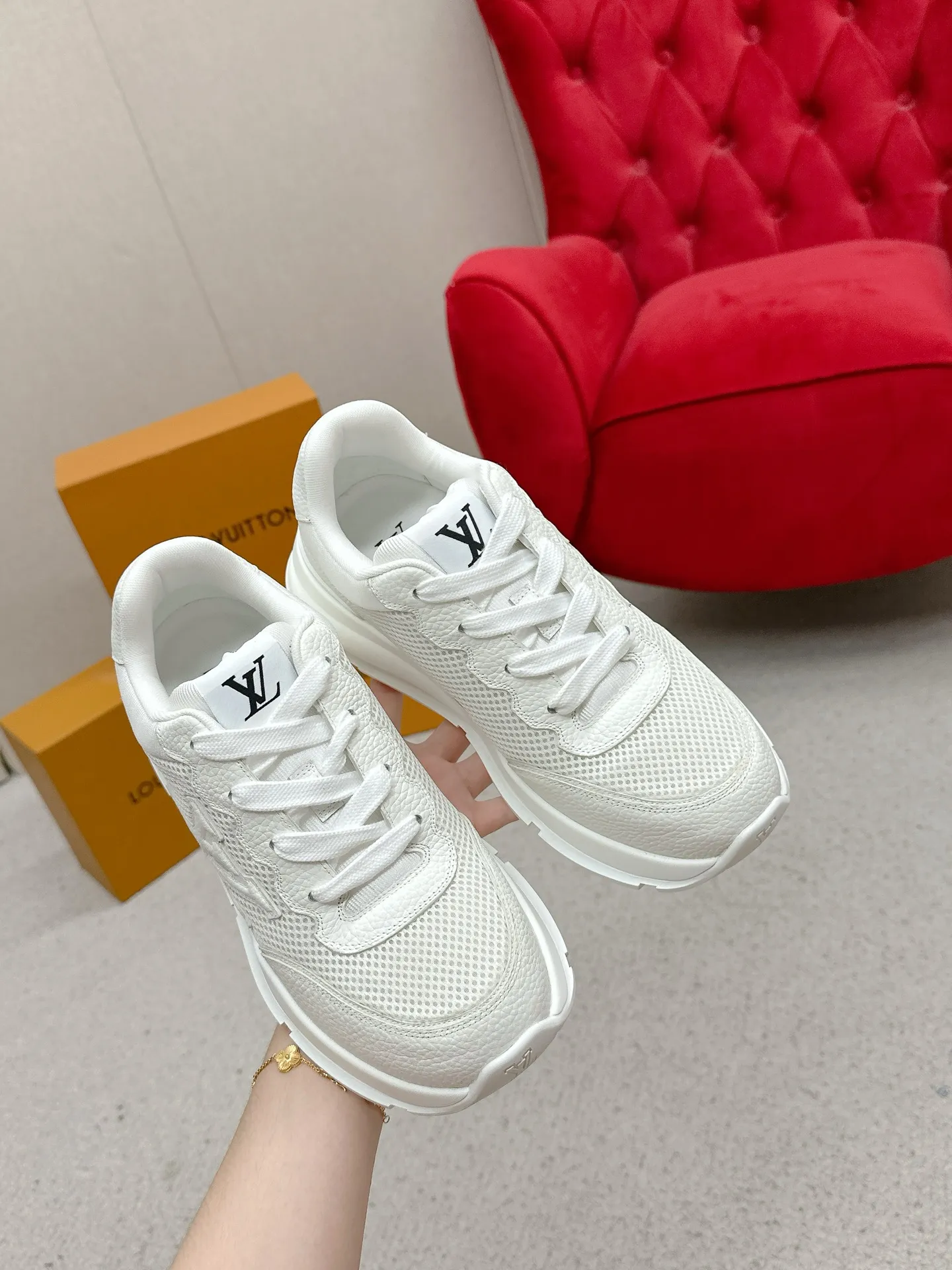 💰320 LV路易威登春夏最新款运动鞋 2025春夏新款 顶级版本‼️原版一致专柜主打最新款休闲鞋 硬货上新✨代购级别！高级感十足！国内外博主刷爆的一款，复古又时髦 增高神器 上脚美炸了！穿上满满的幸福感！官网主推款 ▪️鞋面:荔枝纹小牛皮（纹路细腻不是很粗那种）面料▪️内里:意大利进口透气纱网 ▪️大底:原版开模TPU大底▪️Size男39-44（男款45定制）