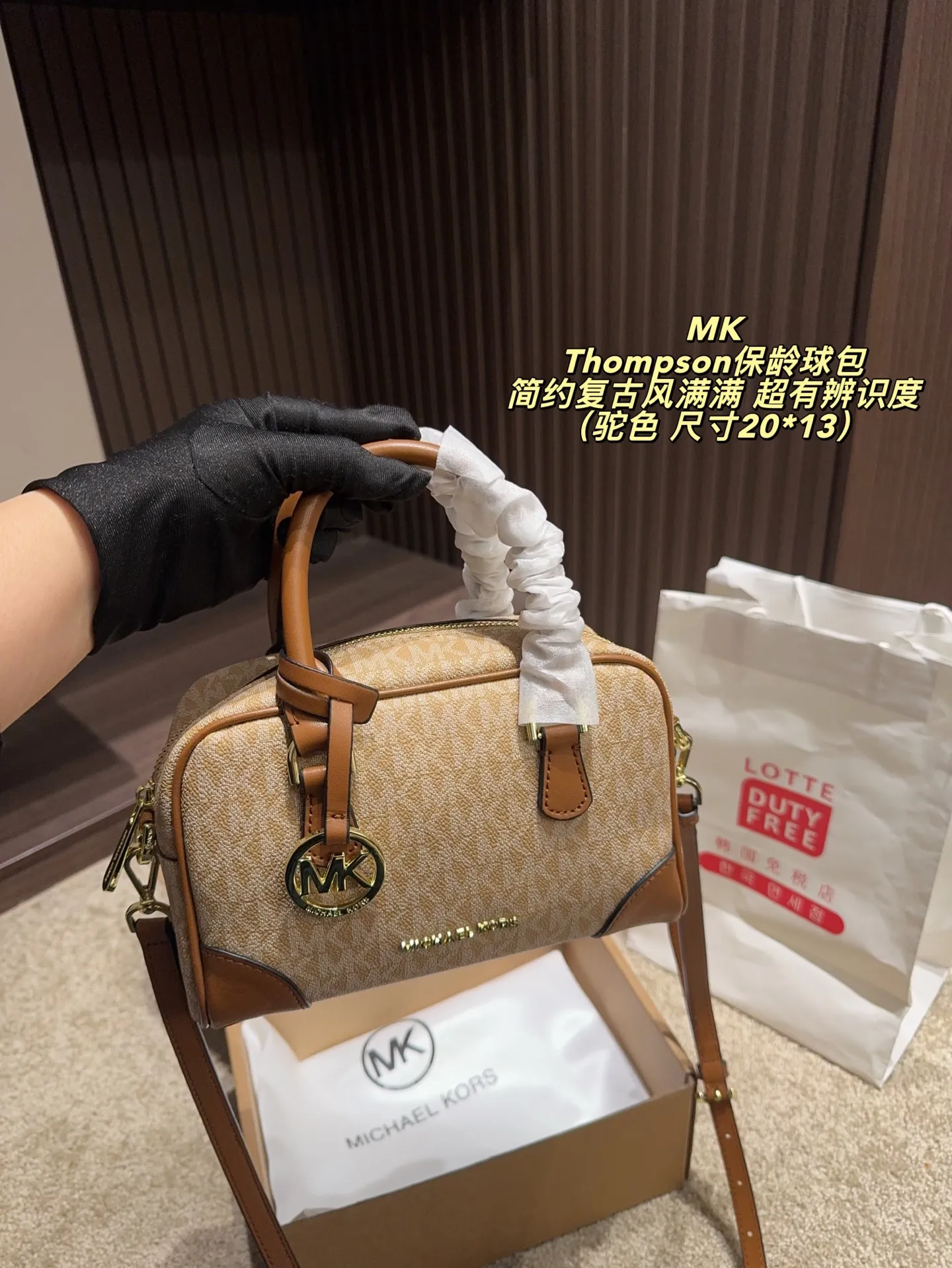 P160配飞机盒⚠️尺寸20*13 MK Thompson保龄球包 经典老花帆布+棕色皮革拼接,简约复古风满满!日常通勤、出街都超实用,手机、钱包、钥匙轻松装下。肩带可调节,手提、斜挎随心切换,百搭又灵活。正面MK金属吊牌超有辨识度,时尚感拉满,是MK家超火的热门款