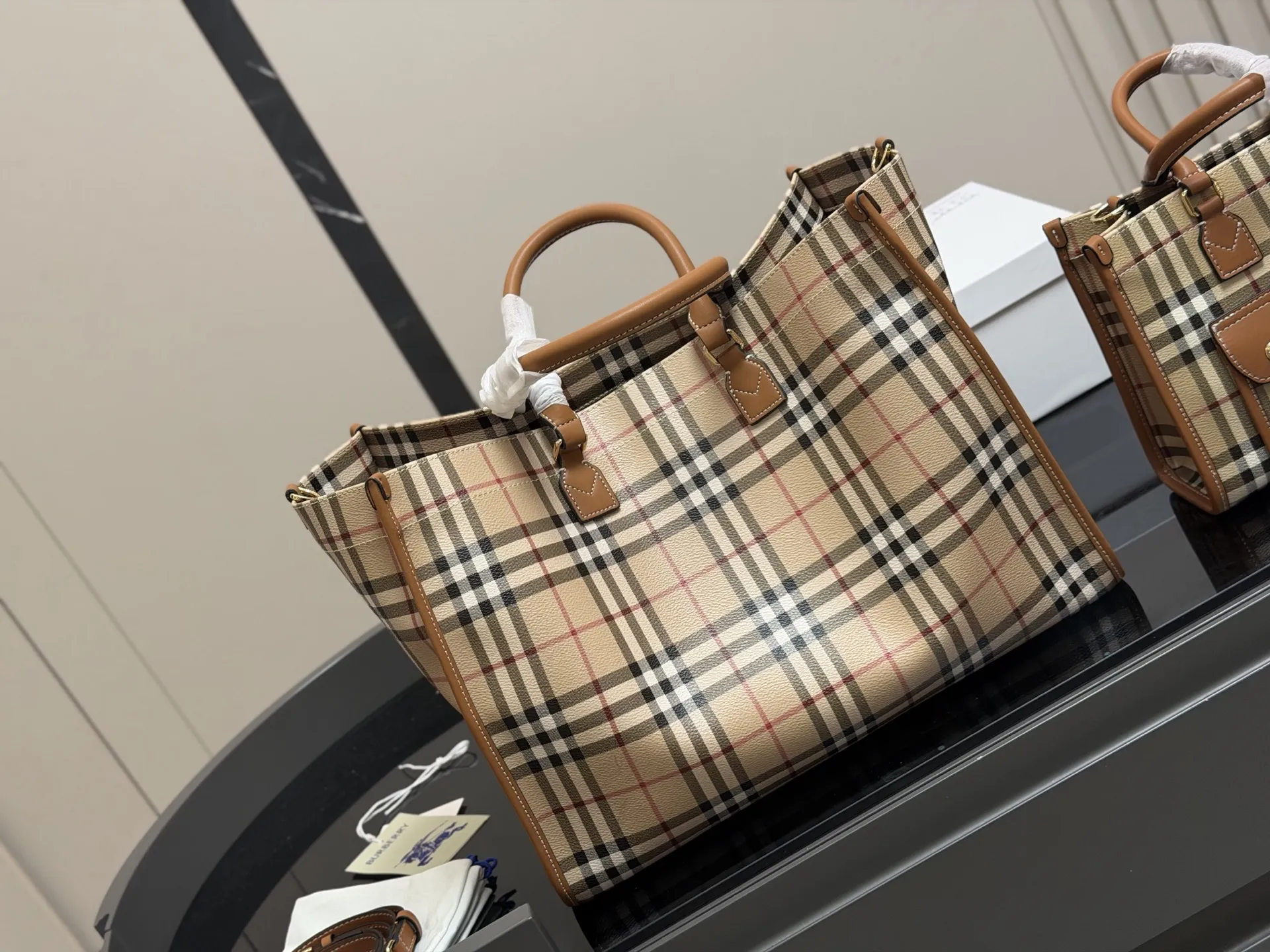 ¥210 ¥180 size: 38.28cm 23.20cm 巴宝莉Freya 帆布tote(托特) 方方正正的外形自带一股复古学院气息! 真的好爱粉色 夏天小托特的不二选择!