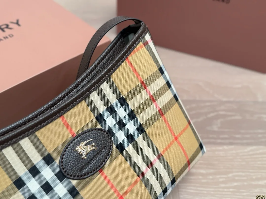 &yen;125折叠盒 巴宝莉Burberry 可甜可咸 时尚潮流 轻松驾驭任何风格 尺寸24 16