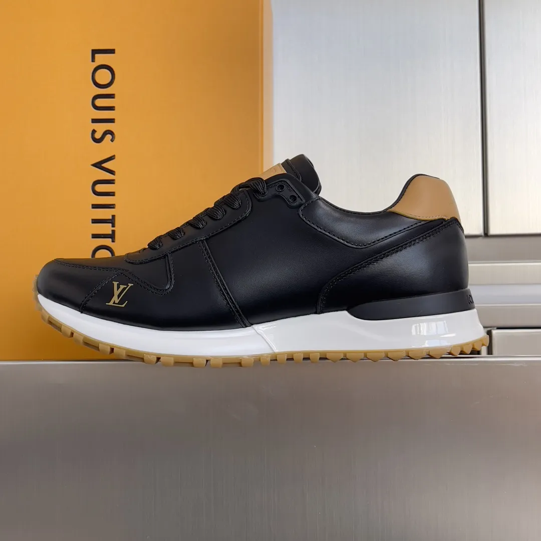 顶级版本:男款390💰 LV 路易威登 驴牌L家 经典Run Away系列 休闲 运动鞋 老爹鞋 原版购入开发 做货 本款 Run Away 运动鞋融汇品牌经典 Monogram 压纹粒面牛皮革和 Epi 牛皮革,以坡跟橡胶外底诠释跑鞋灵感。LV 字母和路易威登巴黎标识分别点缀鞋舌和后部 配送专柜精美包装🛍📦 ▪️ 面料:原版定制进口头层牛皮 ▪️ 内里:原版定制羊皮+透气网里 ▪️ 鞋底:原版开模防滑TPU材质 ▪️ 底厚:4CM ▪️ Size: 男款39-46