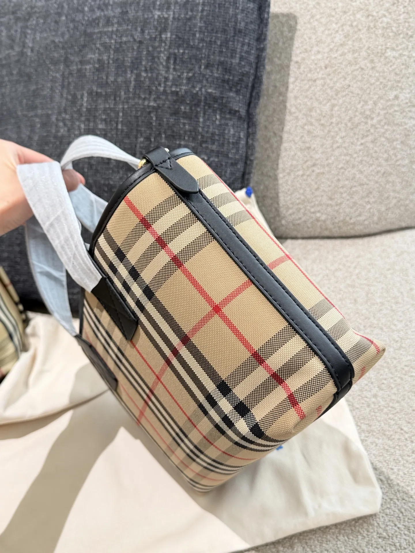 p150 Burberry家最新格纹迷你托特包,选用棉质帆布面料打造,格子面料搭配光滑皮革顶部提柄,有可调式斜背带。 顶部皮革提柄 可调式网纹肩背带开放式包口设计,搭配磁扣开合内侧口袋采用磁扣开合 尺寸 27/16.5/10