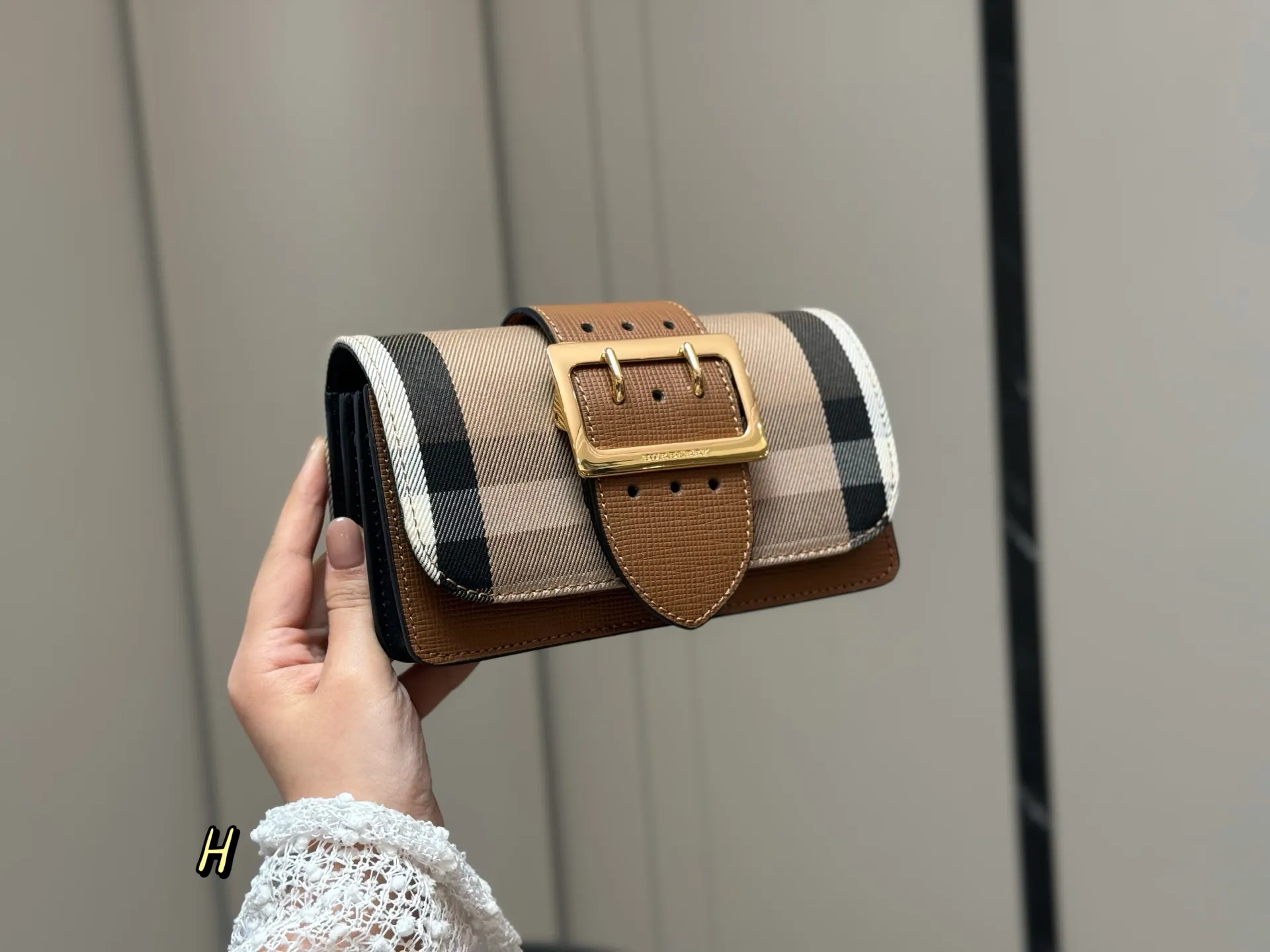 &yen;170 配盒 尺寸：19.5*10*8cm 💜BURBERRY💯 巴宝莉 原单货 搭配双肩带 ⚠️一宽一细 臻选考究的马勒牛皮配原厂帆布精制而成 超级讲究哦！！！