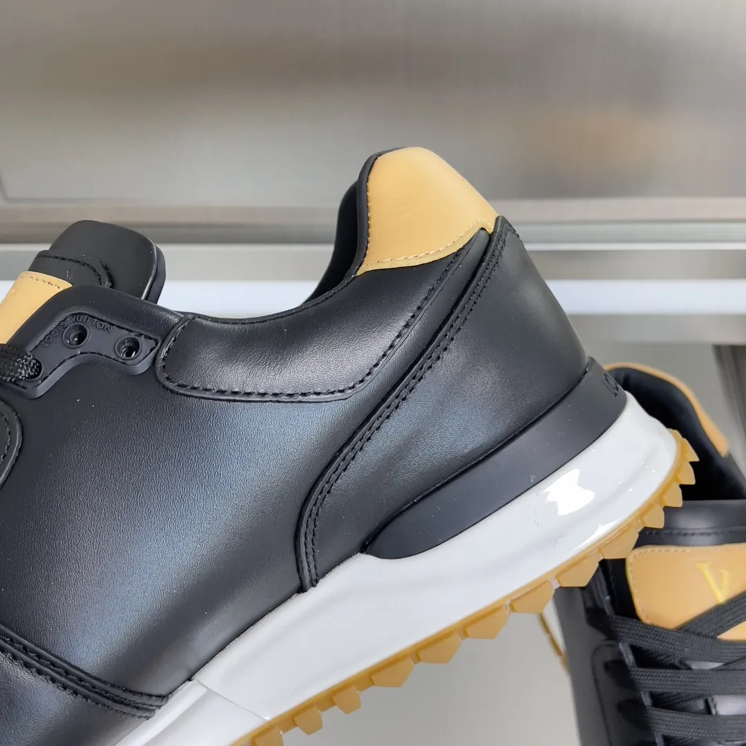 顶级版本：男款390💰 LV 路易威登 驴牌L家 经典Run Away系列 休闲 运动鞋 老爹鞋 原版购入开发 做货 本款 Run Away 运动鞋融汇品牌经典 Monogram 压纹粒面牛皮革和 Epi 牛皮革，以坡跟橡胶外底诠释跑鞋灵感。LV 字母和路易威登巴黎标识分别点缀鞋舌和后部 配送专柜精美包装🛍📦 ▪️ 面料：原版定制进口头层牛皮 ▪️ 内里：原版定制羊皮+透气网里 ▪️ 鞋底：原版开模防滑TPU材质 ▪️ 底厚：4CM ▪️ Size: 男款39-46