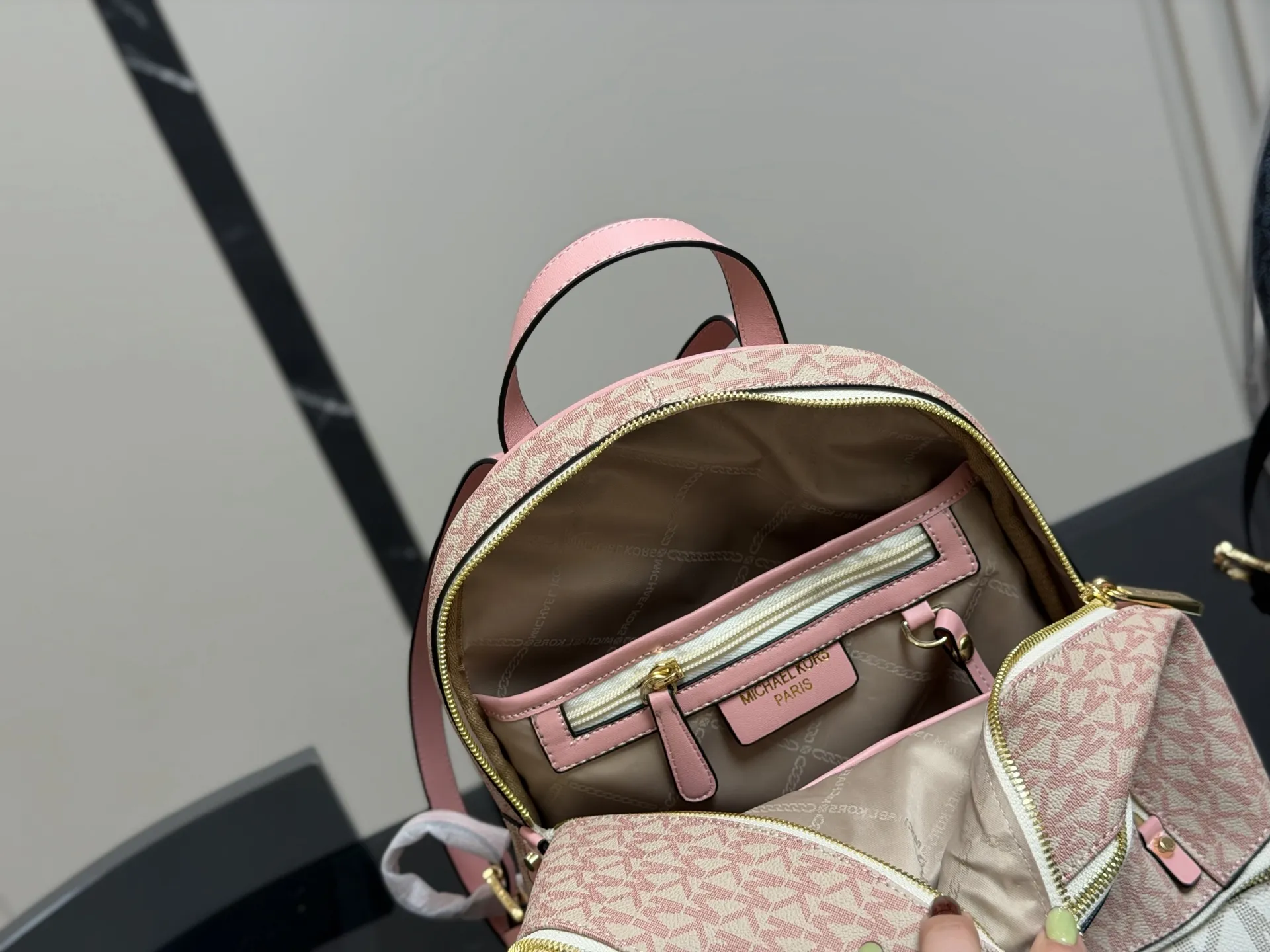 ¥190 配盒 MICHAEL KORS女包 新款RHEA ZIP拼色LOGO印花女士双肩包背包旅行拉链书包 Mk双肩算是所有同款中高端系列 Mk作为轻奢品牌原本价格就走平民路线 所以这种经典复古款式是势必要入一只的了 秋季计划出游提上日程的宝宝们 必备一款轻便容量又大的双肩哦! 简单耐用 大容量 实用性很强! 30×32cm