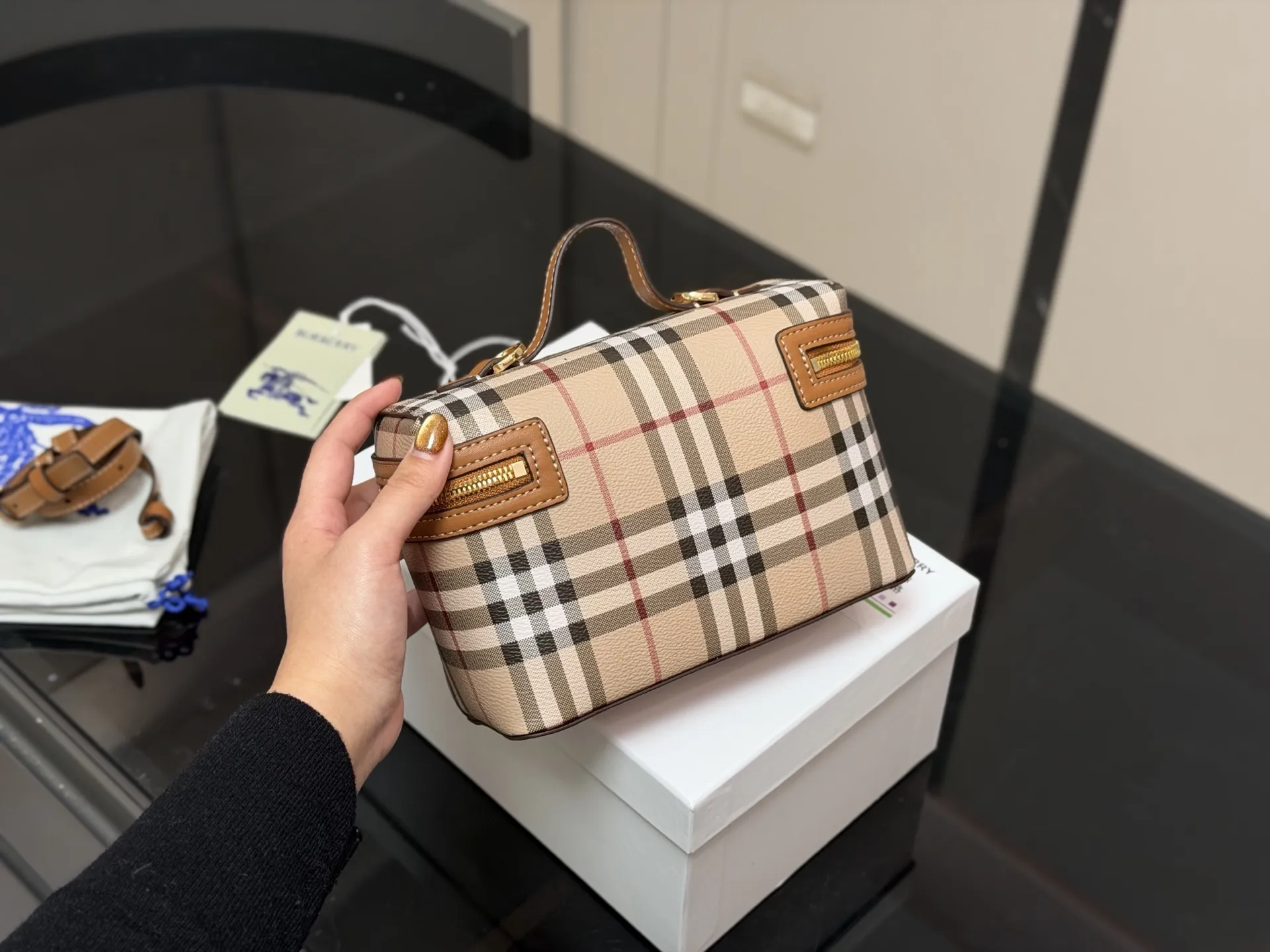 &yen;170 配盒 size：19.13 巴宝莉 LP小盒子包 性价比超高的一只格纹小盒子 真的好可爱呀 可甜可盐太可爱啦！ 可以手拿可以肩背长度刚刚好