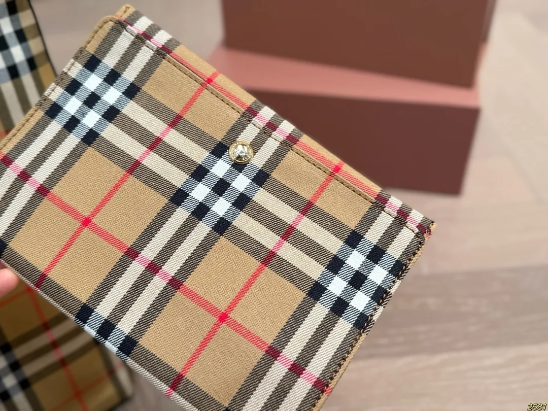 &yen;150 Burberry 巴宝莉👜 简直必备款 上身真的很好看 经典气质款 日常出行 容量很大 尺寸33 35