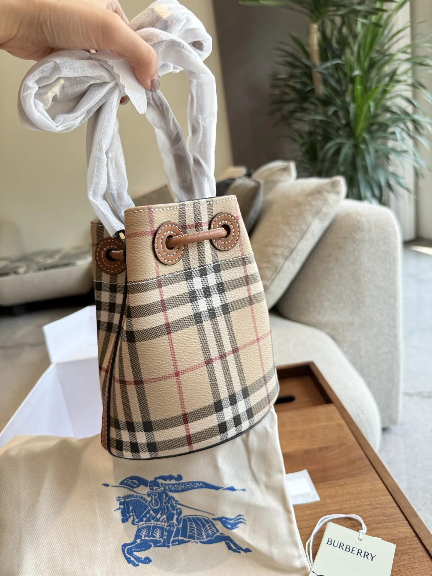 p165 年底到了。2快来-只BURBERR发财桶到发财$水桶包，选用涂层棉质混纺面料打造。于意大利工坊精制而成。 秋冬必备百搭斜挎包. 满满的高级感，时尚女士必备。 商品规格:16.5 x11x 18.5cm,肩背带最短垂直佩戴长度:48cm，肩背带最长垂直佩戴长度:54cm