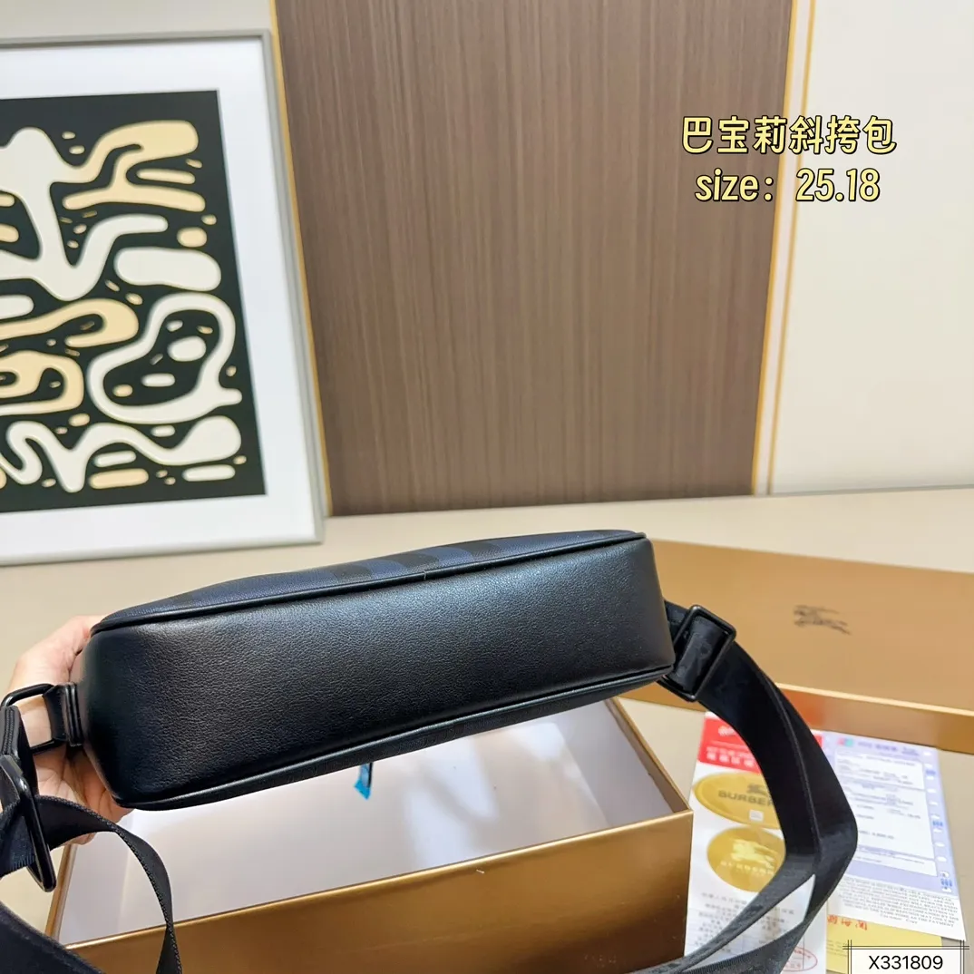 💰125 配盒 尺寸25.18 巴宝莉新款邮差包/斜跨包😄爆款🆕单品，皮质柔软 手感超赞 高端五金拉链头 做工细节精致 休闲低调实用，高品质 ！