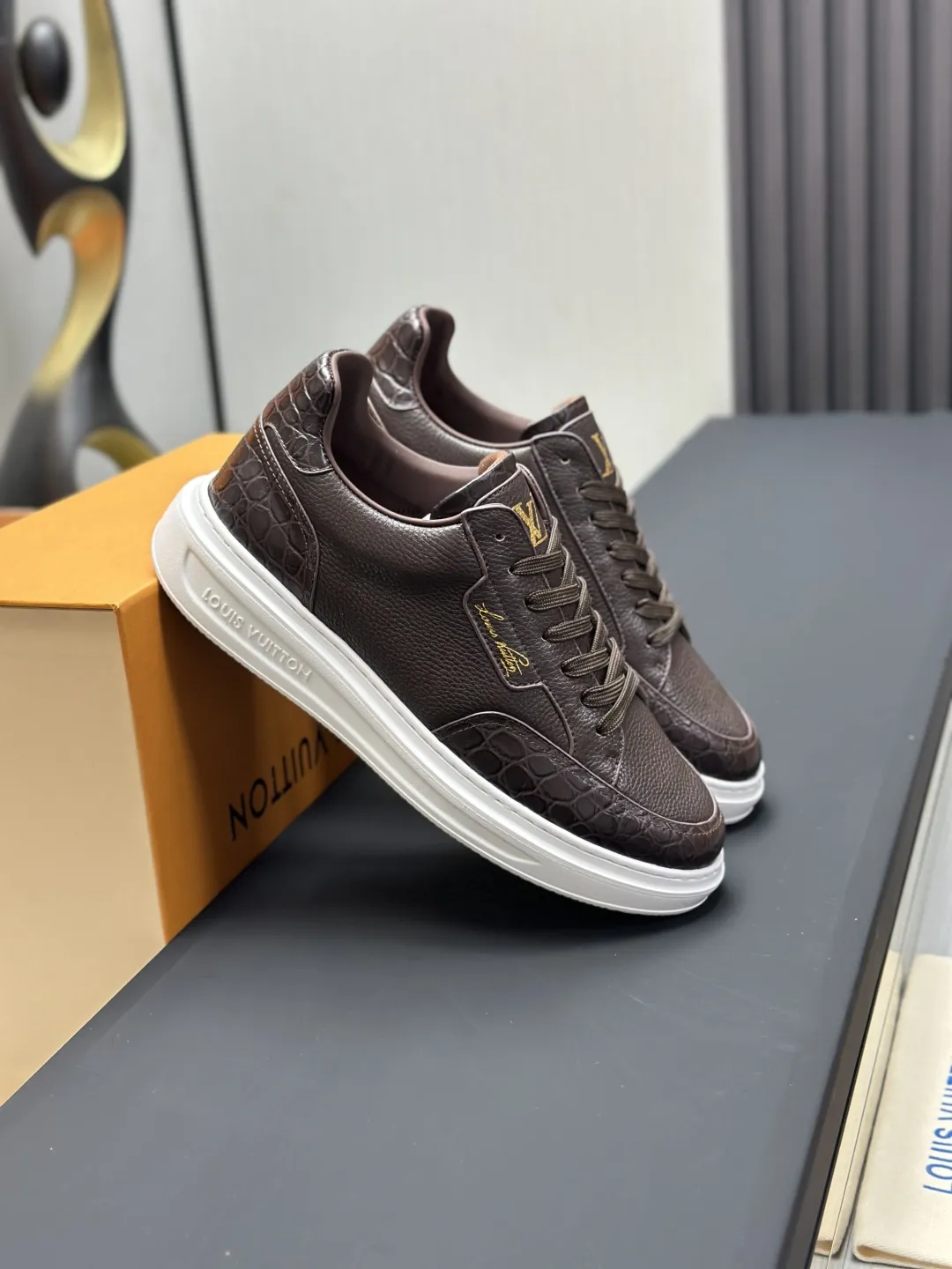 工厂直销&yen;350💰顶级版本全套包装❗️莞产高端货源LV 路易威登 驴牌 L家 BEVERLY HILLS系列 丹宁牛仔布 休闲 运动鞋 本款 Beverly Hills 运动鞋以 Monogram 丹宁布和粒面牛皮革重返新季，搭配厚实而轻盈的橡胶外底，为潮流设计融入舒适体验。鞋带四周勾勒皮革饰边，手写体路易威登标识压印其上 配送专柜精美包装🛍📦 ▪️面料: 原版定制头层牛皮+牛仔布 ▪️内里: 原版定制透气网里 ▪️大底: 原版开模发泡材质 ▪️底厚: 4CM ▪️Size: 男款39-45（4647定做