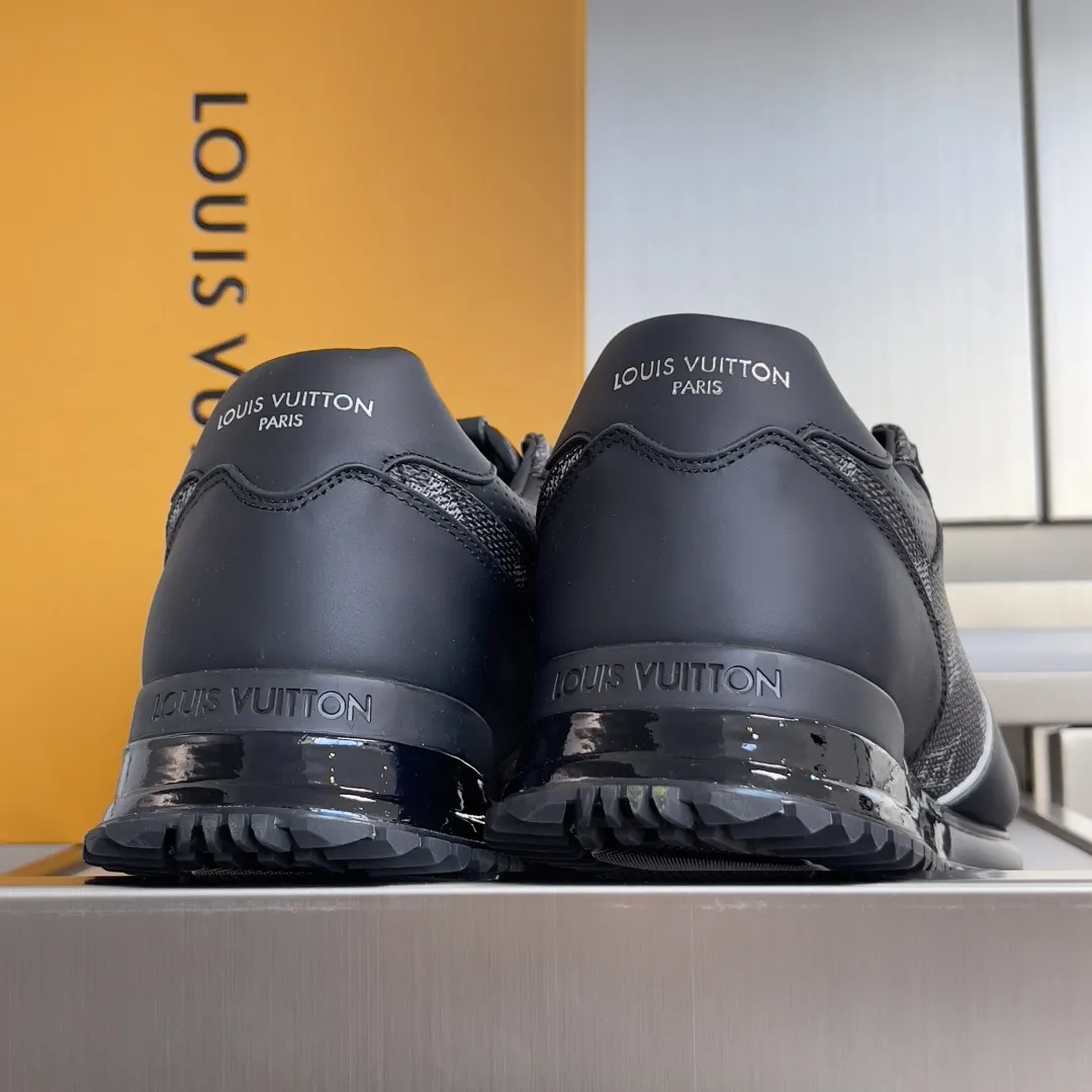 顶级版本:男款390💰 LV 路易威登 驴牌L家 经典Run Away系列 休闲 运动鞋 老爹鞋 原版购入开发 做货 本款 Run Away 运动鞋融汇品牌经典 Monogram 压纹粒面牛皮革和 Epi 牛皮革,以坡跟橡胶外底诠释跑鞋灵感。LV 字母和路易威登巴黎标识分别点缀鞋舌和后部 配送专柜精美包装🛍📦 ▪️ 面料:原版定制进口头层牛皮 ▪️ 内里:原版定制羊皮+透气网里 ▪️ 鞋底:原版开模防滑TPU材质 ▪️ 底厚:4CM ▪️ Size: 男款39-46