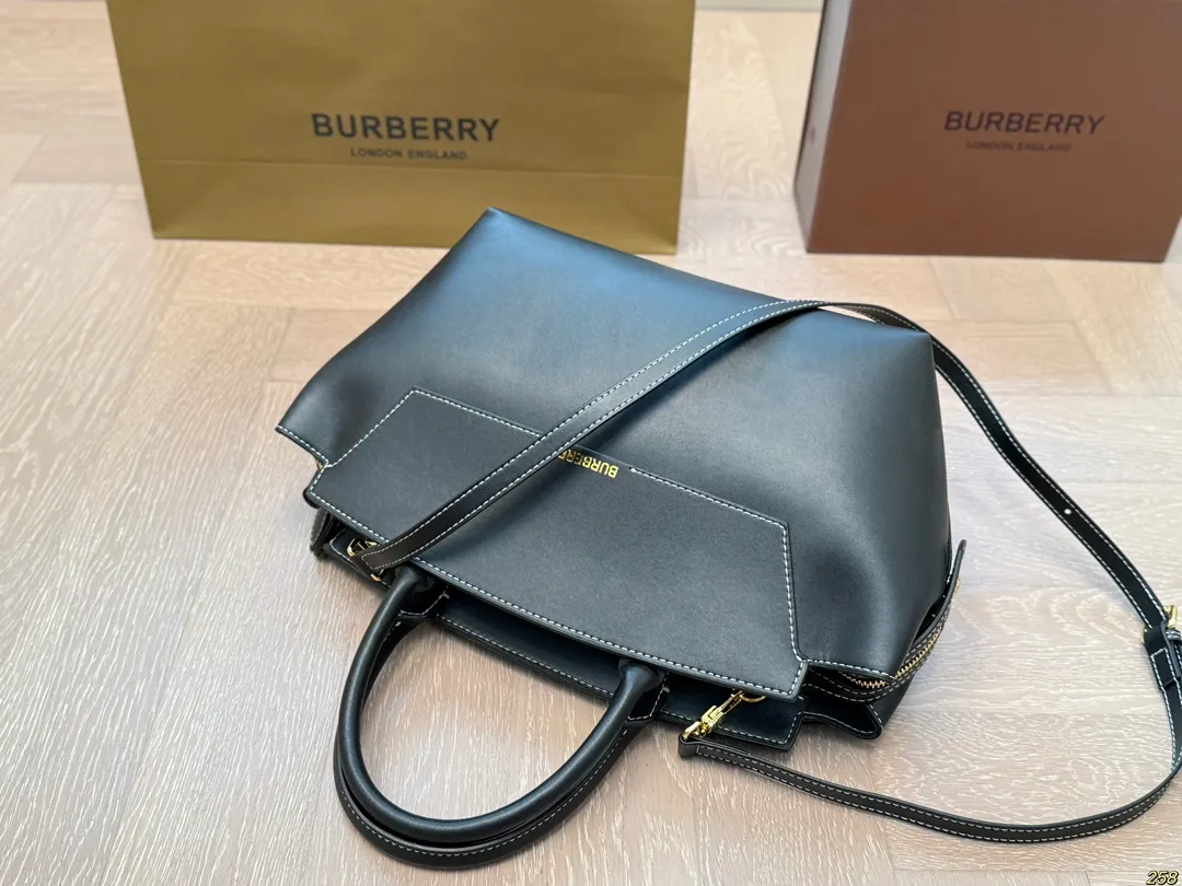 &yen;160 Burberry 巴宝莉👜 简直必备款 上身真的很好看 经典气质款 日常出行 容量很大 尺寸28 20