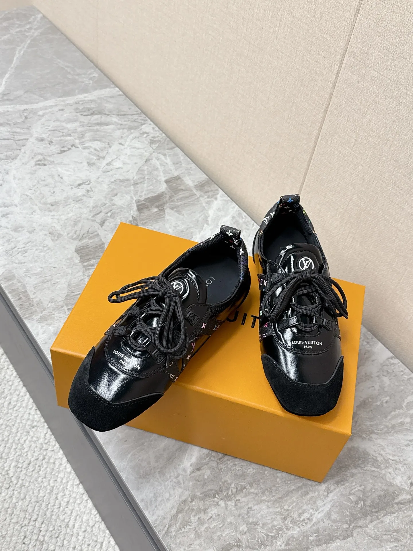 💰300 Louis Vuitton路易威登驴牌春夏Sneakerina系列 芭蕾运动鞋 德训鞋 平底鞋 原版三对购入开发完美复刻Sneakerina 芭蕾风运动鞋以丝滑绒面牛皮革塑造流畅线条 兼具芭蕾舞鞋的轻盈构型和运动鞋的舒适质感。侧面 LV 标识和Monogram 帆布后袢带丰富细节,Sacchetto 工艺和 TPU 外底升级轻柔穿着体验 底厚:1.5CM 面料: 原版定制进口头层牛皮 内里:原版定制透气网里鞋底:原版开模注塑TPU材质Size: 35-42(41 42定制)