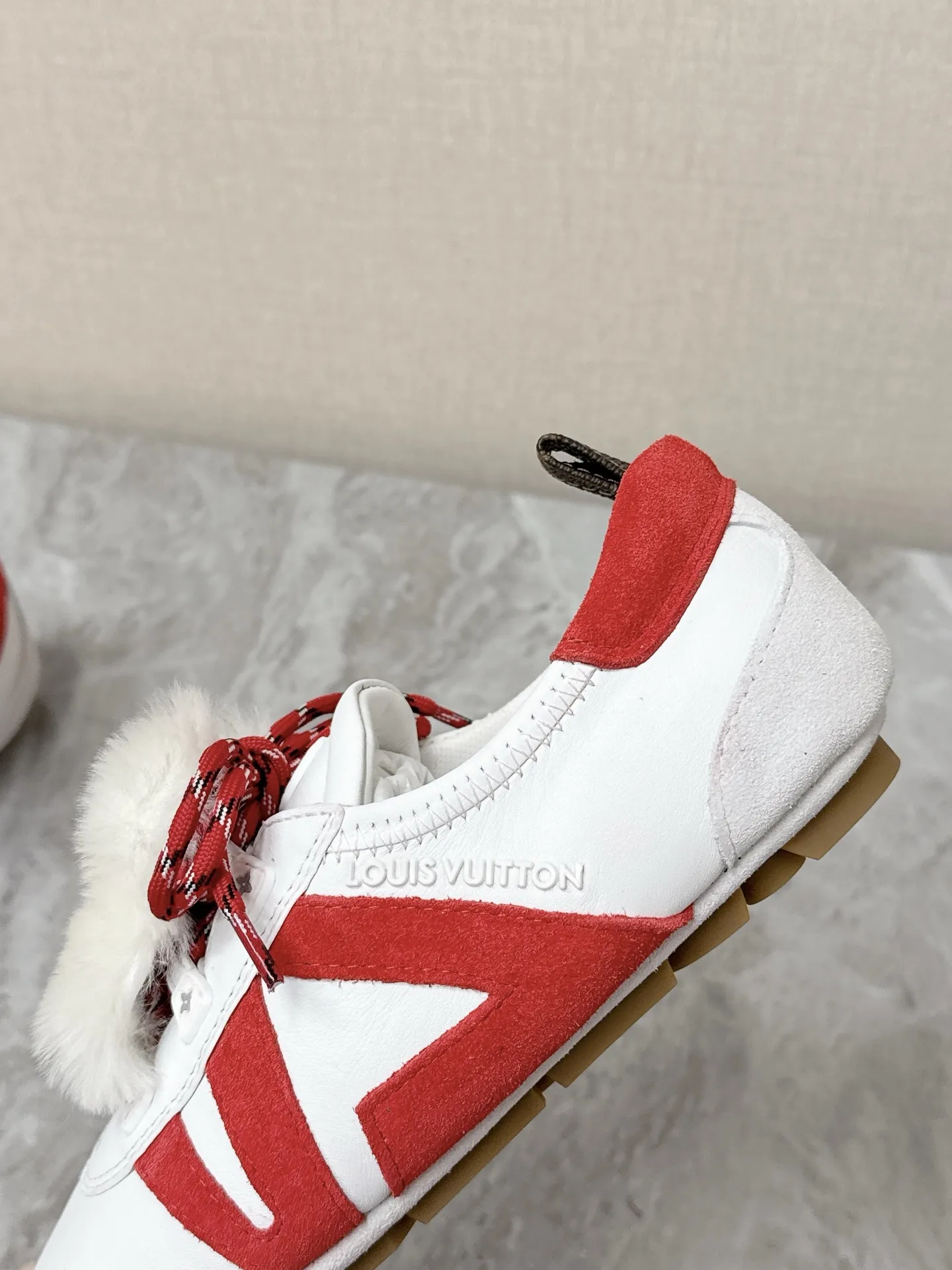 💰320 Louis Vuitton路易威登驴牌春夏Sneakerina系列 芭蕾运动鞋 德训鞋 平底鞋 原版三对购入开发完美复刻Sneakerina 芭蕾风运动鞋以丝滑绒面牛皮革塑造流畅线条 兼具芭蕾舞鞋的轻盈构型和运动鞋的舒适质感。侧面 LV 标识和Monogram 帆布后袢带丰富细节，Sacchetto 工艺和 TPU 外底升级轻柔穿着体验 底厚：1.5CM 面料: 原版定制进口头层牛皮 内里：原版定制透气网里鞋底：原版开模注塑TPU材质Size: 35-42（41 42定制）