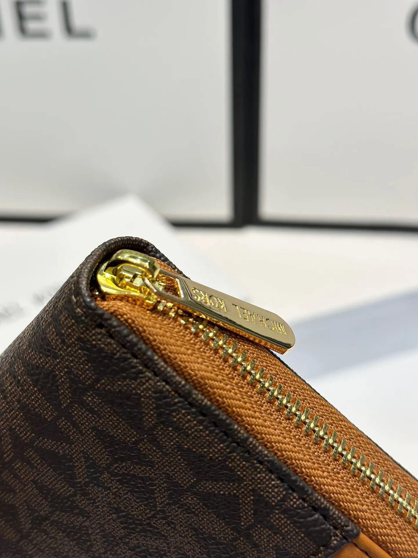 P95🎀🎀颜色 咖🎀尺寸 19x10🎀实拍MK✨优质牛皮🐂手感一流👏时尚设计💋潮版百搭，简约大方，经典永不过时💍单拉链钱包