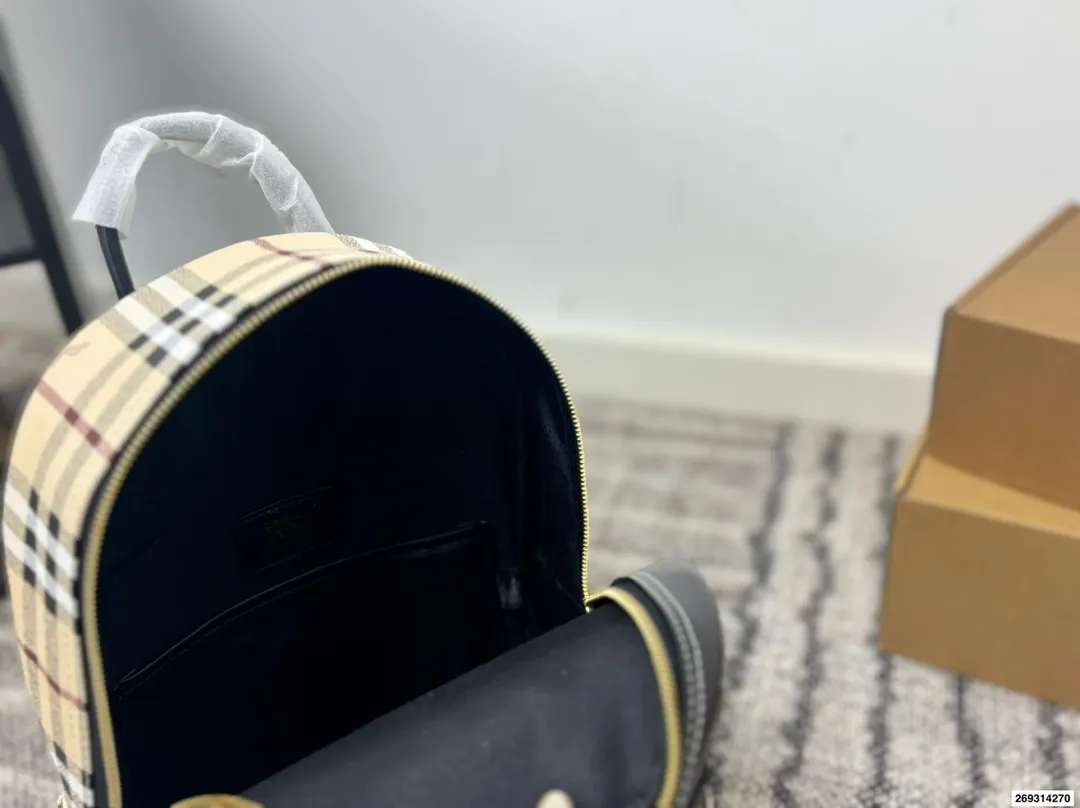 p140 尺寸32.27 巴宝莉双肩包 百搭 容量超惊人 重点是真的很轻便 设计也很简约耐看