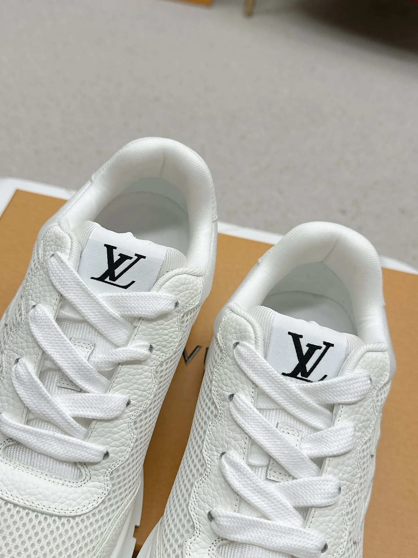 💰320 LV路易威登春夏最新款运动鞋 2025春夏新款 顶级版本‼️原版一致专柜主打最新款休闲鞋 硬货上新✨代购级别！高级感十足！国内外博主刷爆的一款，复古又时髦 增高神器 上脚美炸了！穿上满满的幸福感！官网主推款 ▪️鞋面:荔枝纹小牛皮（纹路细腻不是很粗那种）面料▪️内里:意大利进口透气纱网 ▪️大底:原版开模TPU大底▪️Size男39-44（男款45定制）