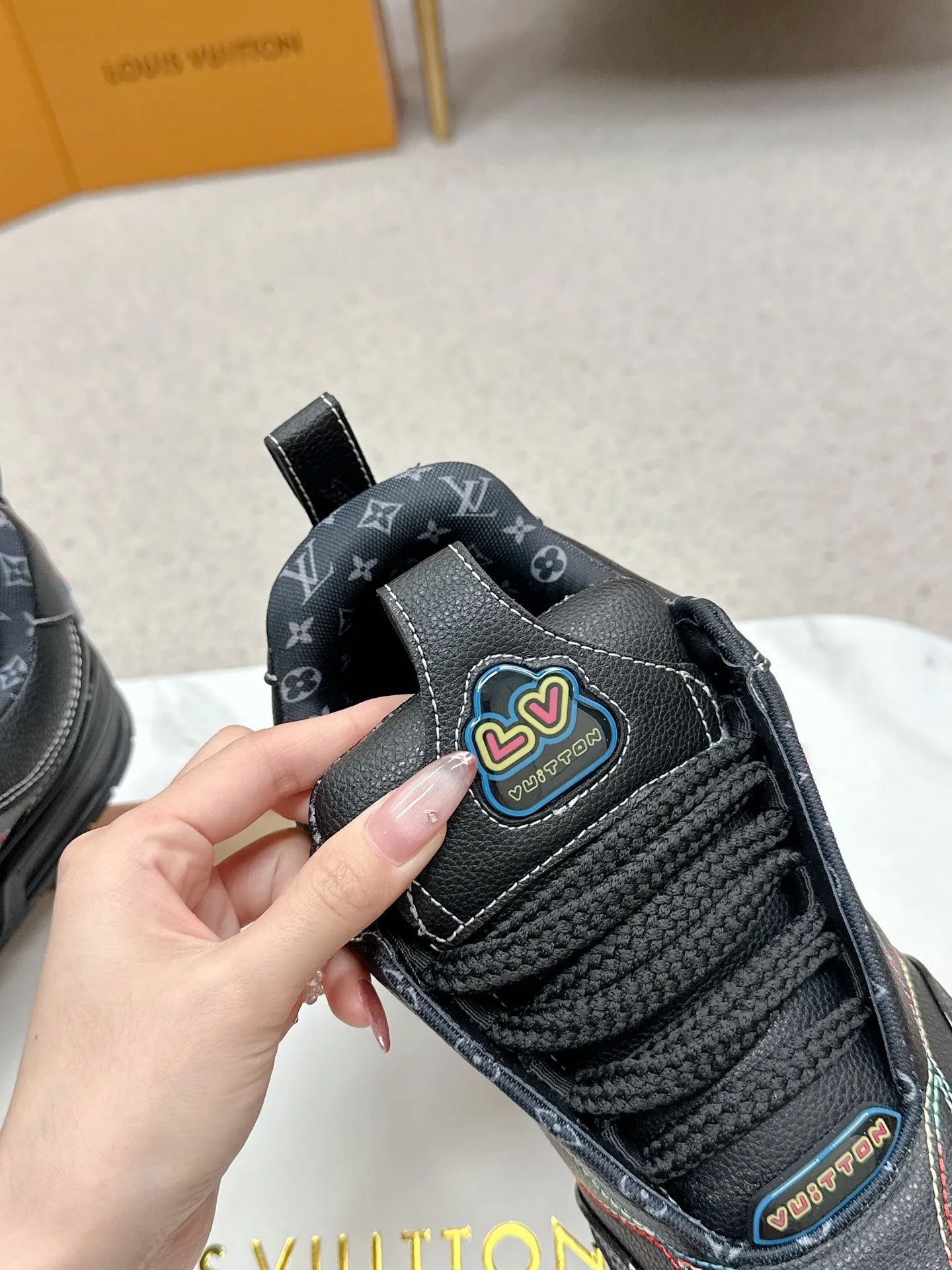 🅿️ 💰 360 Louis Vuiton&middot;路易威登🍀 🍀 LV Skate系列面包鞋-滑板鞋-篮球鞋-休闲运动鞋 顶级版本🔝原版购入开发做货👍🏻[烟花]LV Skate从2020年开始延续The View专业滑板鞋款，这种风格延续了90年代肥大的版型。设计师们添加了俏皮的元素，例如开放式网面鞋舌和向Axion、es和DC致敬的夸张鞋带。这款LVSK8运动鞋不同于典型的滑板鞋，它采用牛巴革制成，带有TPU饰边和Monogram纹理。最后，还有鞋跟和鞋舌上的logo以及侧面花卉图案。 ☑️ 面料:原版定制头层牛皮+透气网面 ☑️ 内里:原版进口透气网里 ☑️ 码数:女35-40 男39-44（女41男45.46订制 不退换）