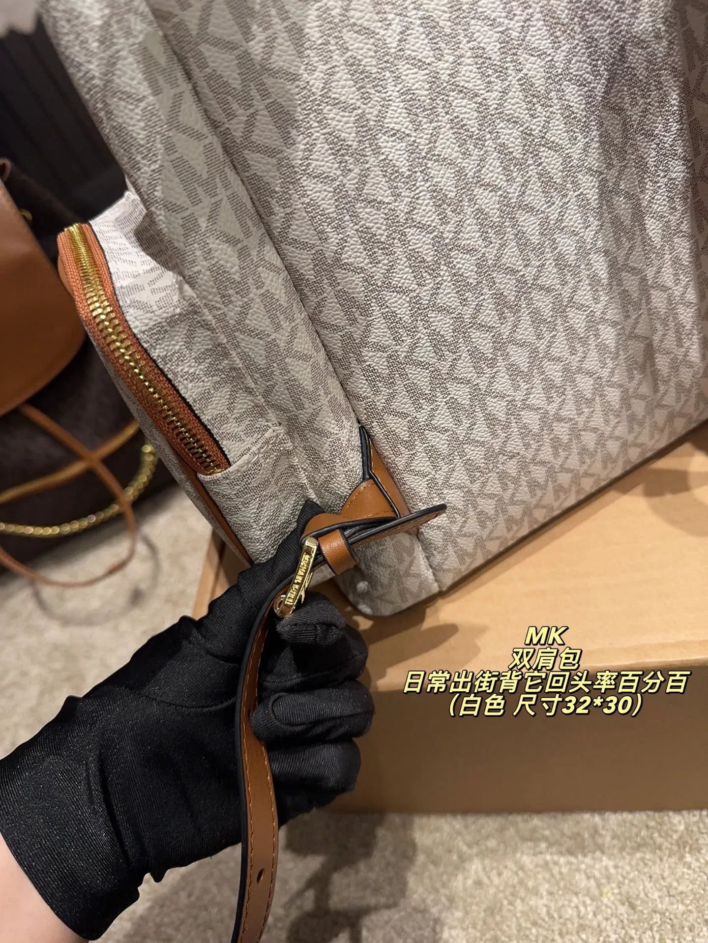 P200配飞机盒⚠️尺寸30*32 MK 双肩包 质感很高级 容量超级大也很耐用 日常出街背它回头率百分百 就是这种随性慵懒感