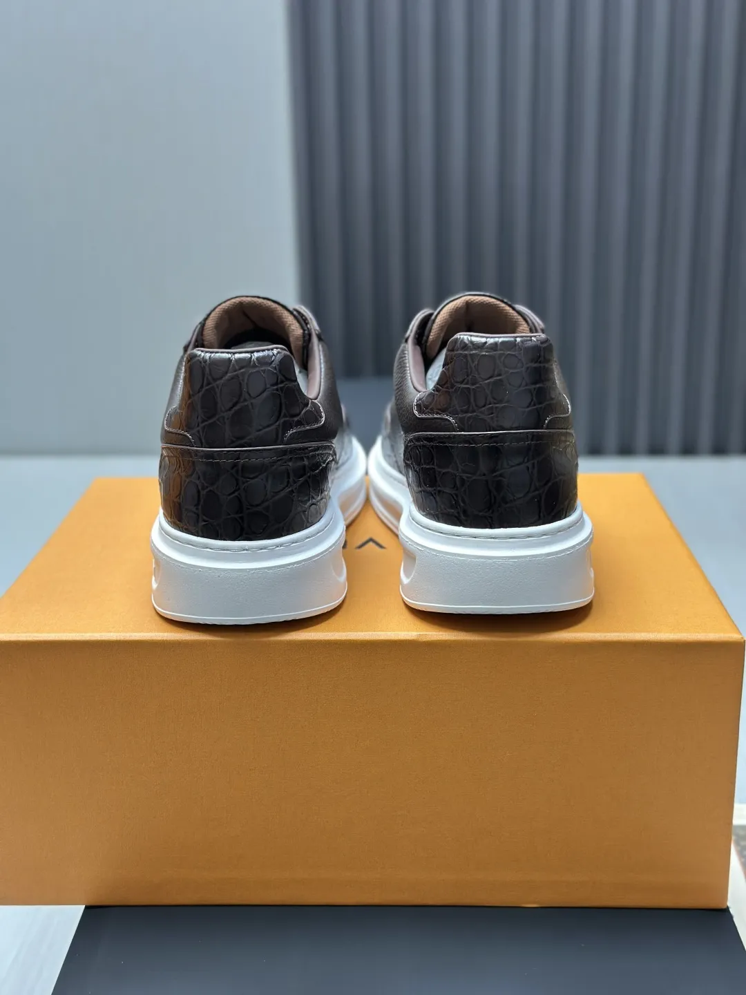 工厂直销&yen;350💰顶级版本全套包装❗️莞产高端货源LV 路易威登 驴牌 L家 BEVERLY HILLS系列 丹宁牛仔布 休闲 运动鞋 本款 Beverly Hills 运动鞋以 Monogram 丹宁布和粒面牛皮革重返新季，搭配厚实而轻盈的橡胶外底，为潮流设计融入舒适体验。鞋带四周勾勒皮革饰边，手写体路易威登标识压印其上 配送专柜精美包装🛍📦 ▪️面料: 原版定制头层牛皮+牛仔布 ▪️内里: 原版定制透气网里 ▪️大底: 原版开模发泡材质 ▪️底厚: 4CM ▪️Size: 男款39-45（4647定做