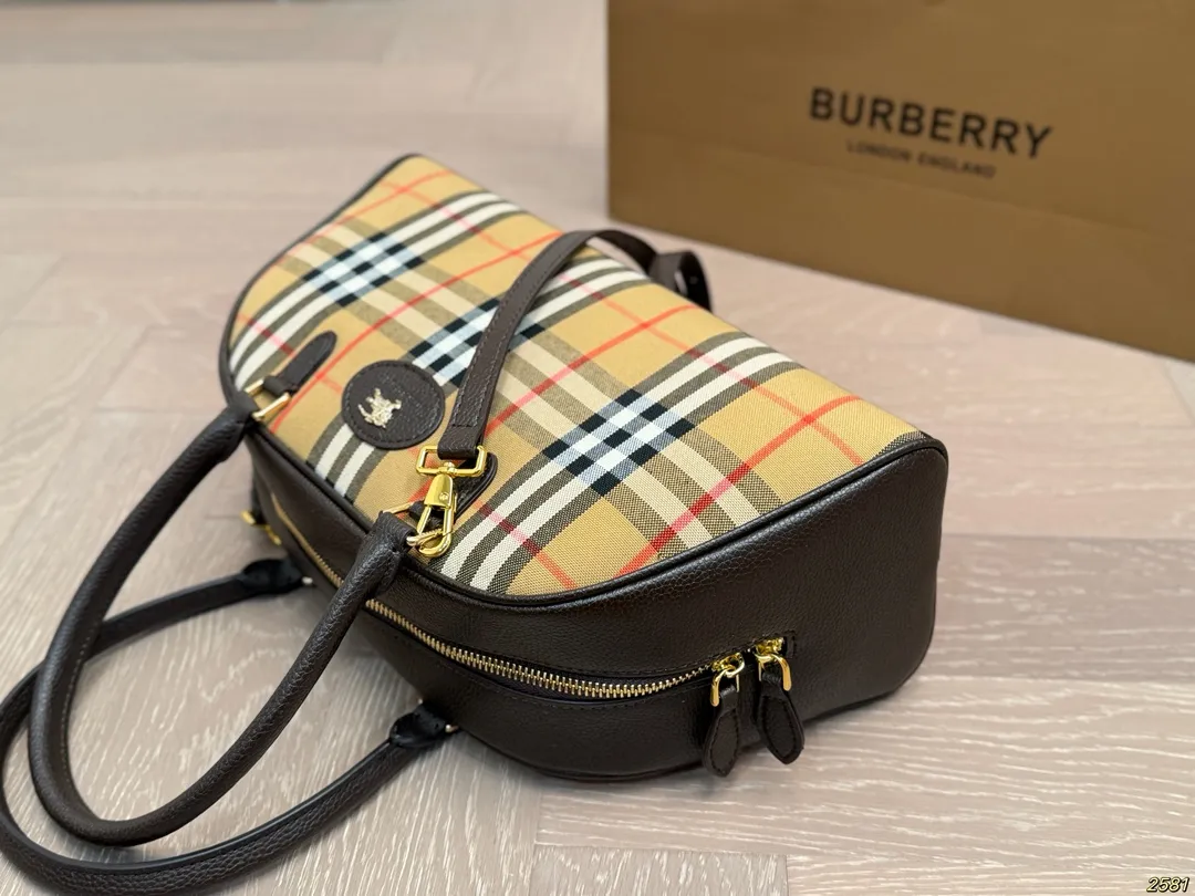 ¥150 巴宝莉Burberry 保龄球包手提包 时髦典雅直接封神 值得入手 尺寸33 17