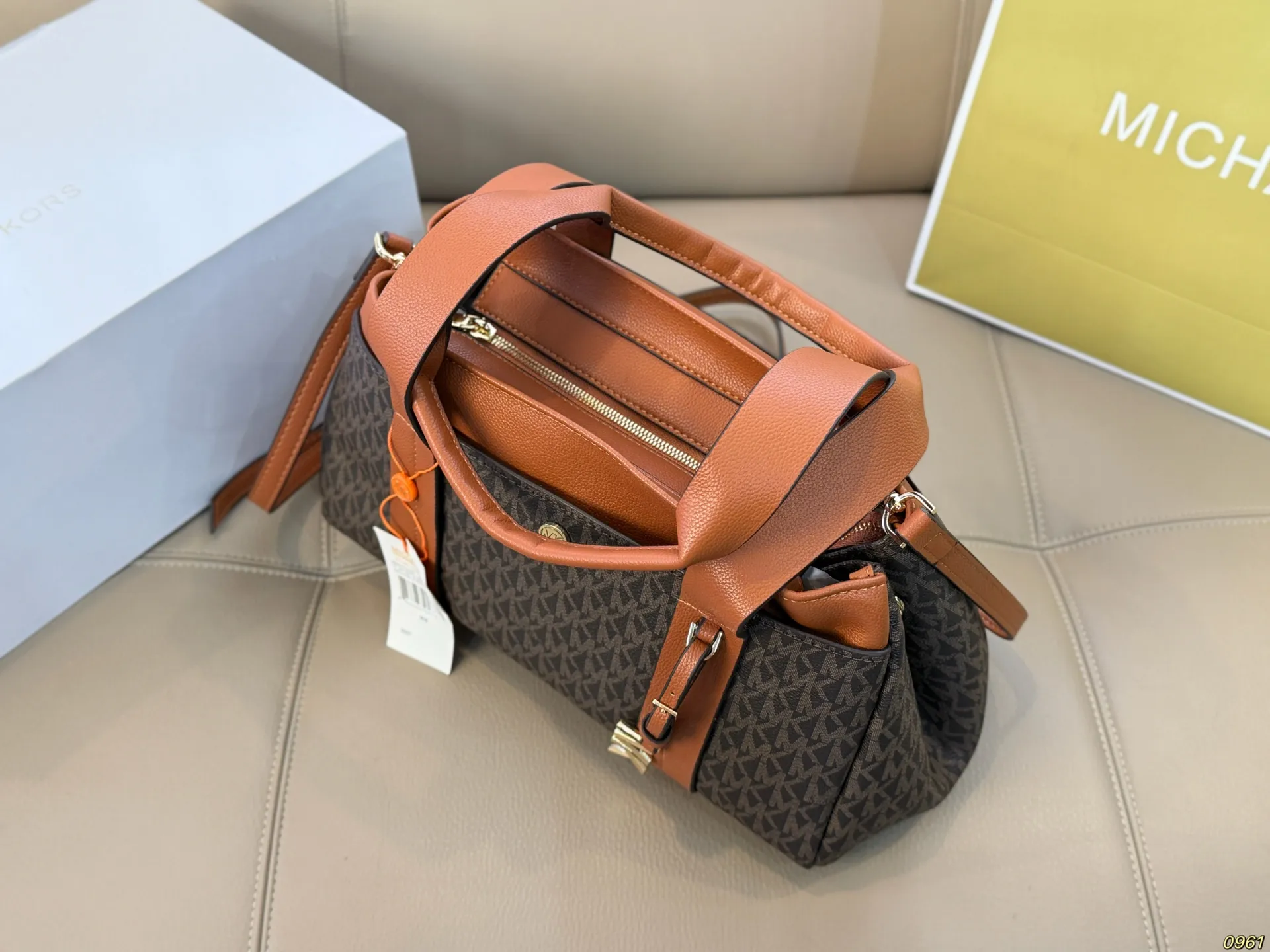 &yen;165折叠盒 MK手提包托特包 简直无法拒绝 超显气质 高级感十足 集美必入款 尺寸32 18