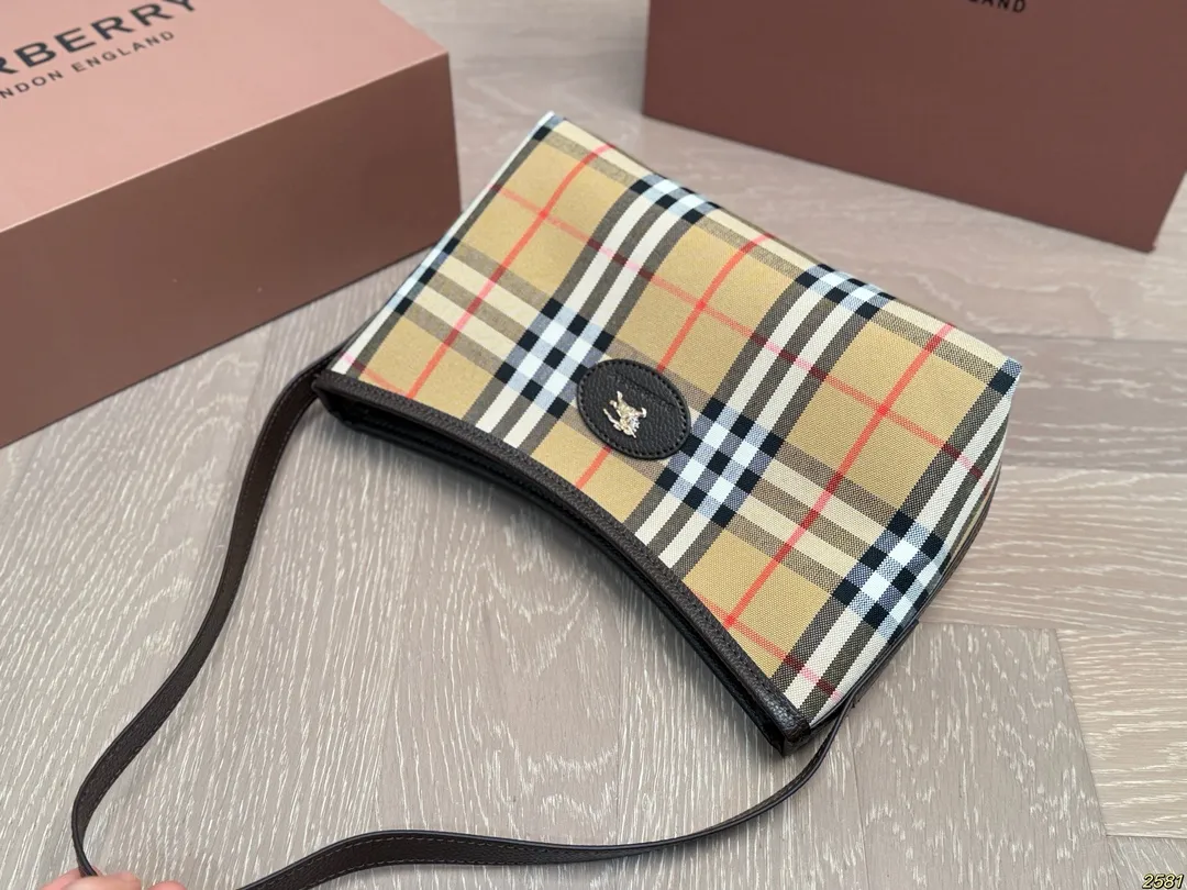 ¥125折叠盒 巴宝莉Burberry 可甜可咸 时尚潮流 轻松驾驭任何风格 尺寸24 16