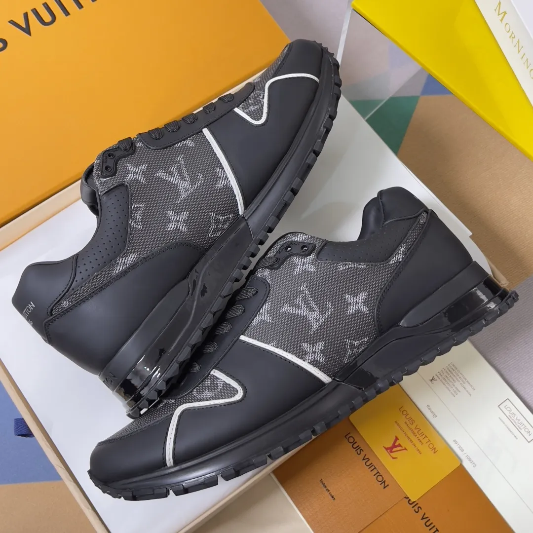 顶级版本:男款390💰 LV 路易威登 驴牌L家 经典Run Away系列 休闲 运动鞋 老爹鞋 原版购入开发 做货 本款 Run Away 运动鞋融汇品牌经典 Monogram 压纹粒面牛皮革和 Epi 牛皮革,以坡跟橡胶外底诠释跑鞋灵感。LV 字母和路易威登巴黎标识分别点缀鞋舌和后部 配送专柜精美包装🛍📦 ▪️ 面料:原版定制进口头层牛皮 ▪️ 内里:原版定制羊皮+透气网里 ▪️ 鞋底:原版开模防滑TPU材质 ▪️ 底厚:4CM ▪️ Size: 男款39-46