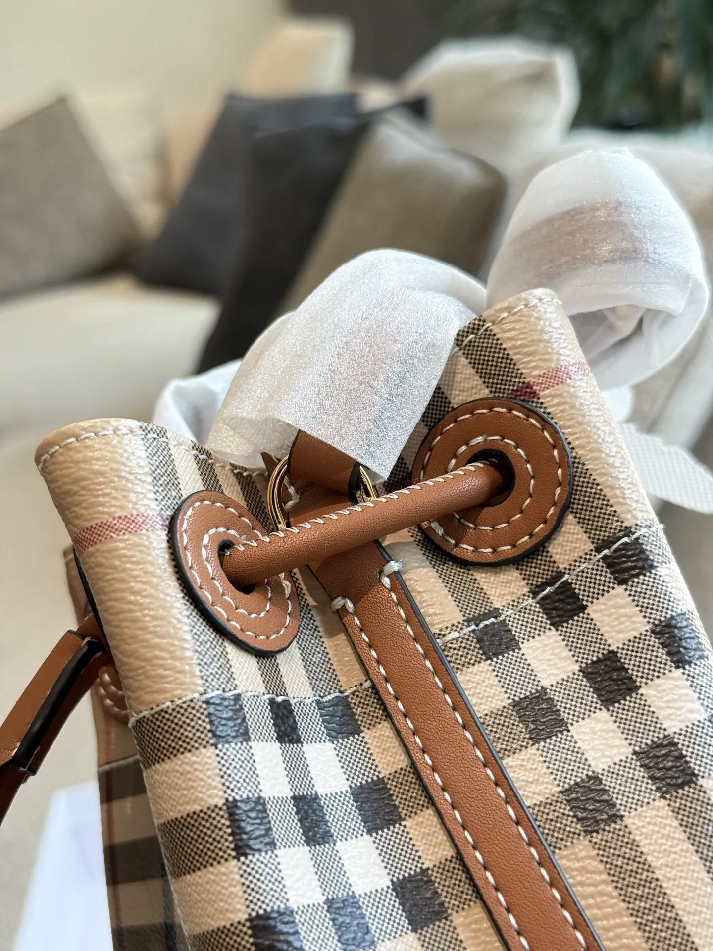 p165 年底到了。2快来-只BURBERR发财桶到发财$水桶包,选用涂层棉质混纺面料打造。于意大利工坊精制而成。 秋冬必备百搭斜挎包. 满满的高级感,时尚女士必备。 商品规格:16.5 x11x 18.5cm,肩背带最短垂直佩戴长度:48cm,肩背带最长垂直佩戴长度:54cm