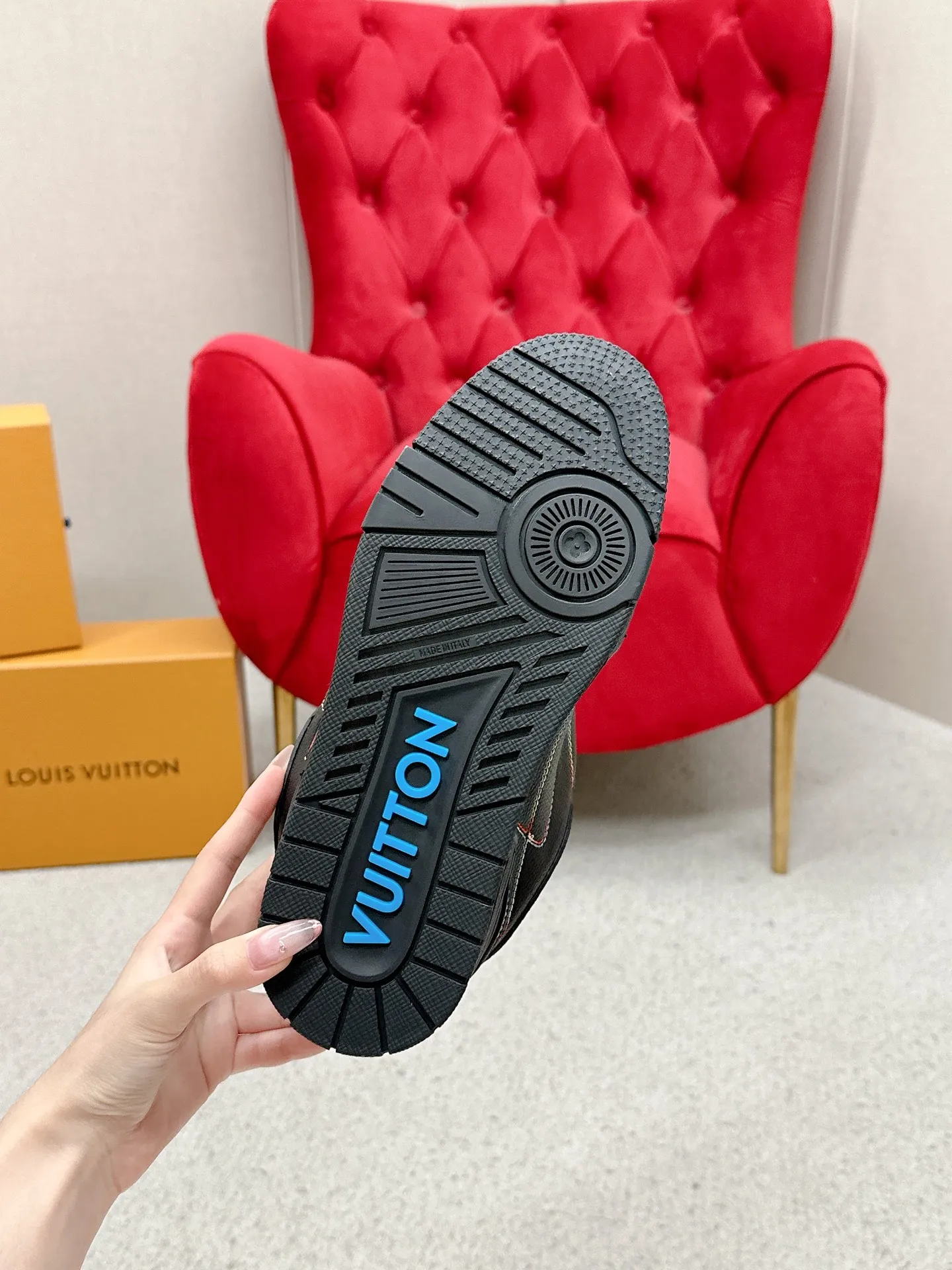 🅿️ 💰 360 Louis Vuiton&middot;路易威登🍀 🍀 LV Skate系列面包鞋-滑板鞋-篮球鞋-休闲运动鞋 顶级版本🔝原版购入开发做货👍🏻[烟花]LV Skate从2020年开始延续The View专业滑板鞋款，这种风格延续了90年代肥大的版型。设计师们添加了俏皮的元素，例如开放式网面鞋舌和向Axion、es和DC致敬的夸张鞋带。这款LVSK8运动鞋不同于典型的滑板鞋，它采用牛巴革制成，带有TPU饰边和Monogram纹理。最后，还有鞋跟和鞋舌上的logo以及侧面花卉图案。 ☑️ 面料:原版定制头层牛皮+透气网面 ☑️ 内里:原版进口透气网里 ☑️ 码数:女35-40 男39-44（女41男45.46订制 不退换）