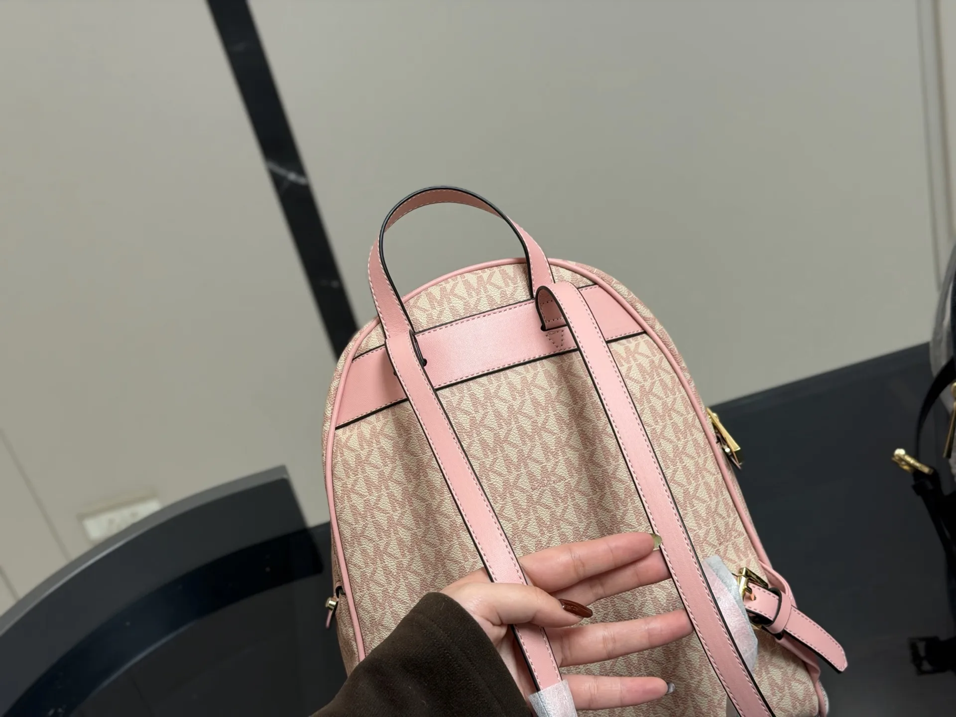 &yen;190 配盒 MICHAEL KORS女包 新款RHEA ZIP拼色LOGO印花女士双肩包背包旅行拉链书包 Mk双肩算是所有同款中高端系列 Mk作为轻奢品牌原本价格就走平民路线 所以这种经典复古款式是势必要入一只的了 秋季计划出游提上日程的宝宝们 必备一款轻便容量又大的双肩哦！ 简单耐用 大容量 实用性很强！ 30&times;32cm