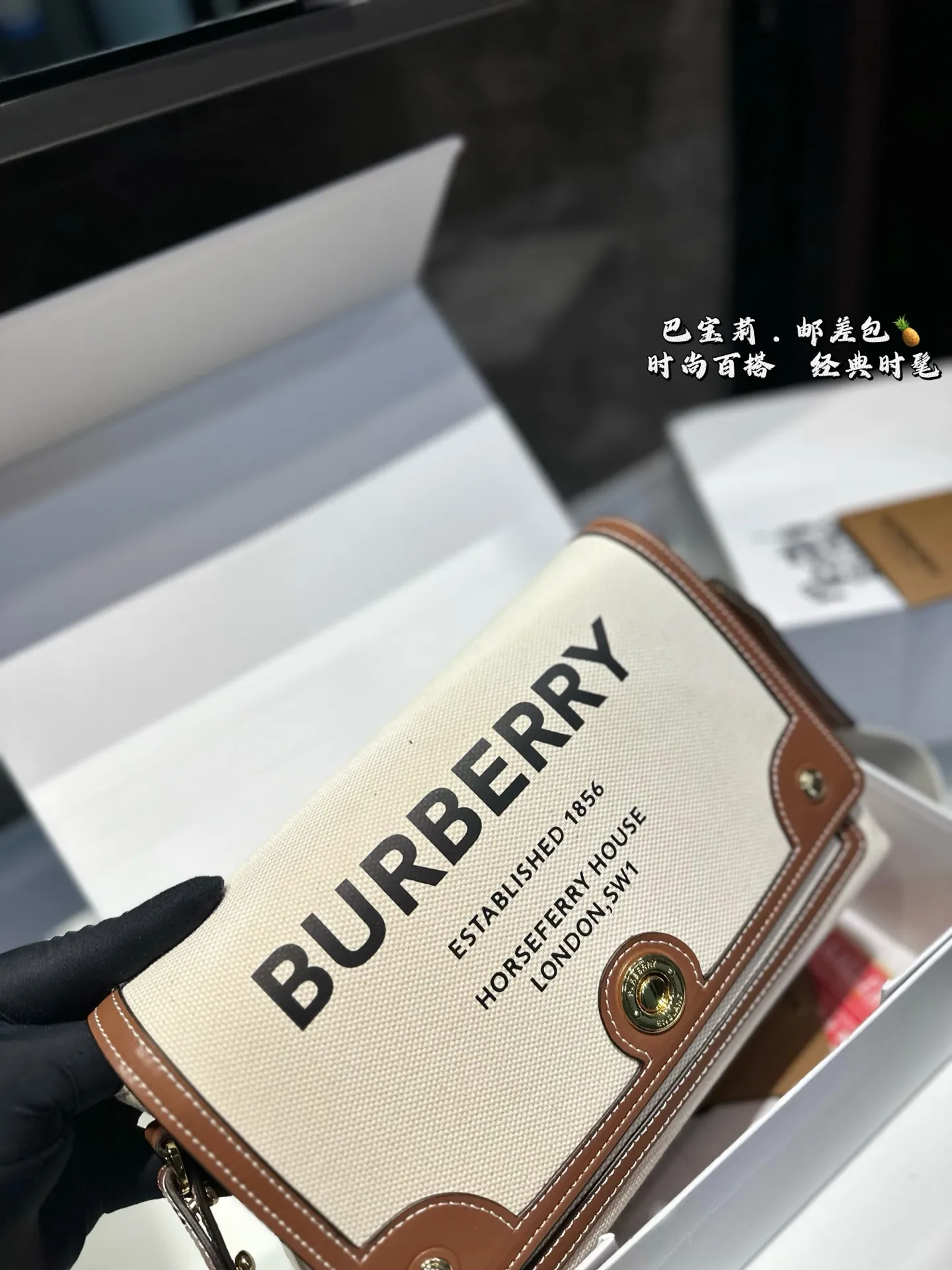 ❤️p155(礼盒包装)❤️ 巴宝莉BURBERRY 邮差包巴宝莉专柜最新款单肩斜挎包,实用耐久的面料 采特殊材质搭配牛皮🐂四季必备 单肩斜挎背两用款 尺寸 25.18