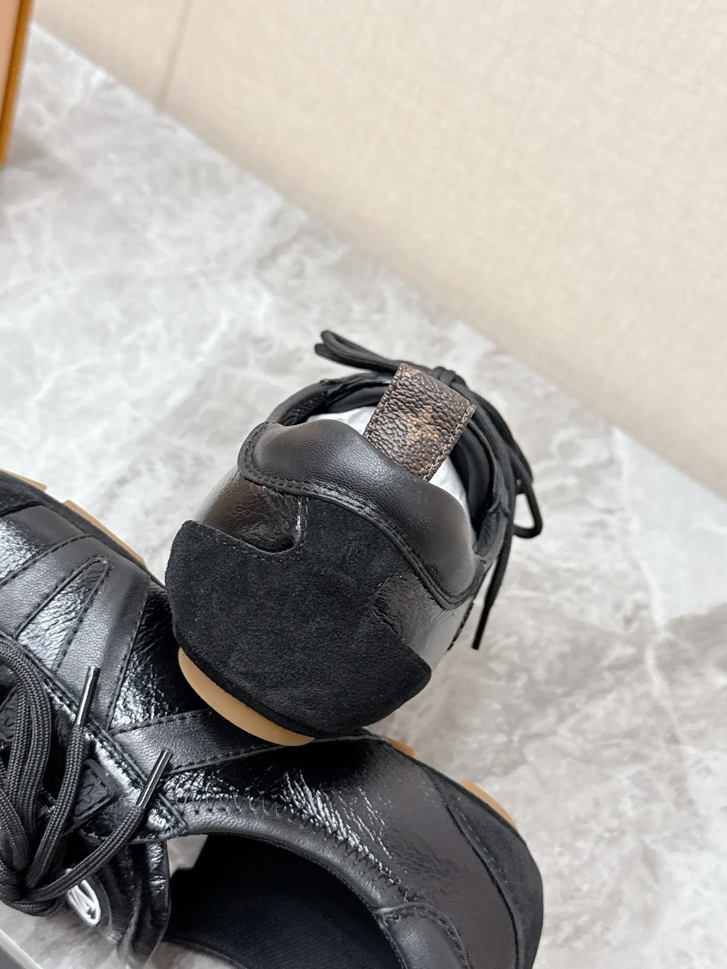 💰320 Louis Vuitton路易威登驴牌春夏Sneakerina系列 芭蕾运动鞋 德训鞋 平底鞋 原版三对购入开发完美复刻Sneakerina 芭蕾风运动鞋以丝滑绒面牛皮革塑造流畅线条 兼具芭蕾舞鞋的轻盈构型和运动鞋的舒适质感。侧面 LV 标识和Monogram 帆布后袢带丰富细节，Sacchetto 工艺和 TPU 外底升级轻柔穿着体验 底厚：1.5CM 面料: 原版定制进口头层牛皮 内里：原版定制透气网里鞋底：原版开模注塑TPU材质Size: 35-42（41 42定制）