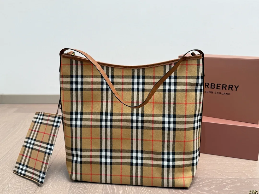 &yen;150 Burberry 巴宝莉👜 简直必备款 上身真的很好看 经典气质款 日常出行 容量很大 尺寸33 35