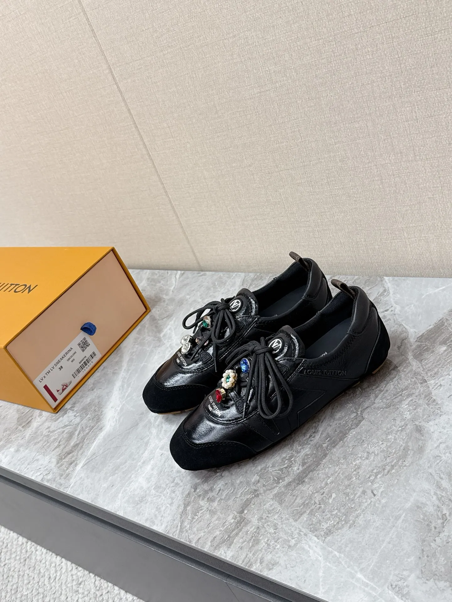 💰320 Louis Vuitton路易威登驴牌春夏Sneakerina系列 芭蕾运动鞋 德训鞋 平底鞋 原版三对购入开发完美复刻Sneakerina 芭蕾风运动鞋以丝滑绒面牛皮革塑造流畅线条 兼具芭蕾舞鞋的轻盈构型和运动鞋的舒适质感。侧面 LV 标识和Monogram 帆布后袢带丰富细节，Sacchetto 工艺和 TPU 外底升级轻柔穿着体验 底厚：1.5CM 面料: 原版定制进口头层牛皮 内里：原版定制透气网里鞋底：原版开模注塑TPU材质Size: 35-42（41 42定制）