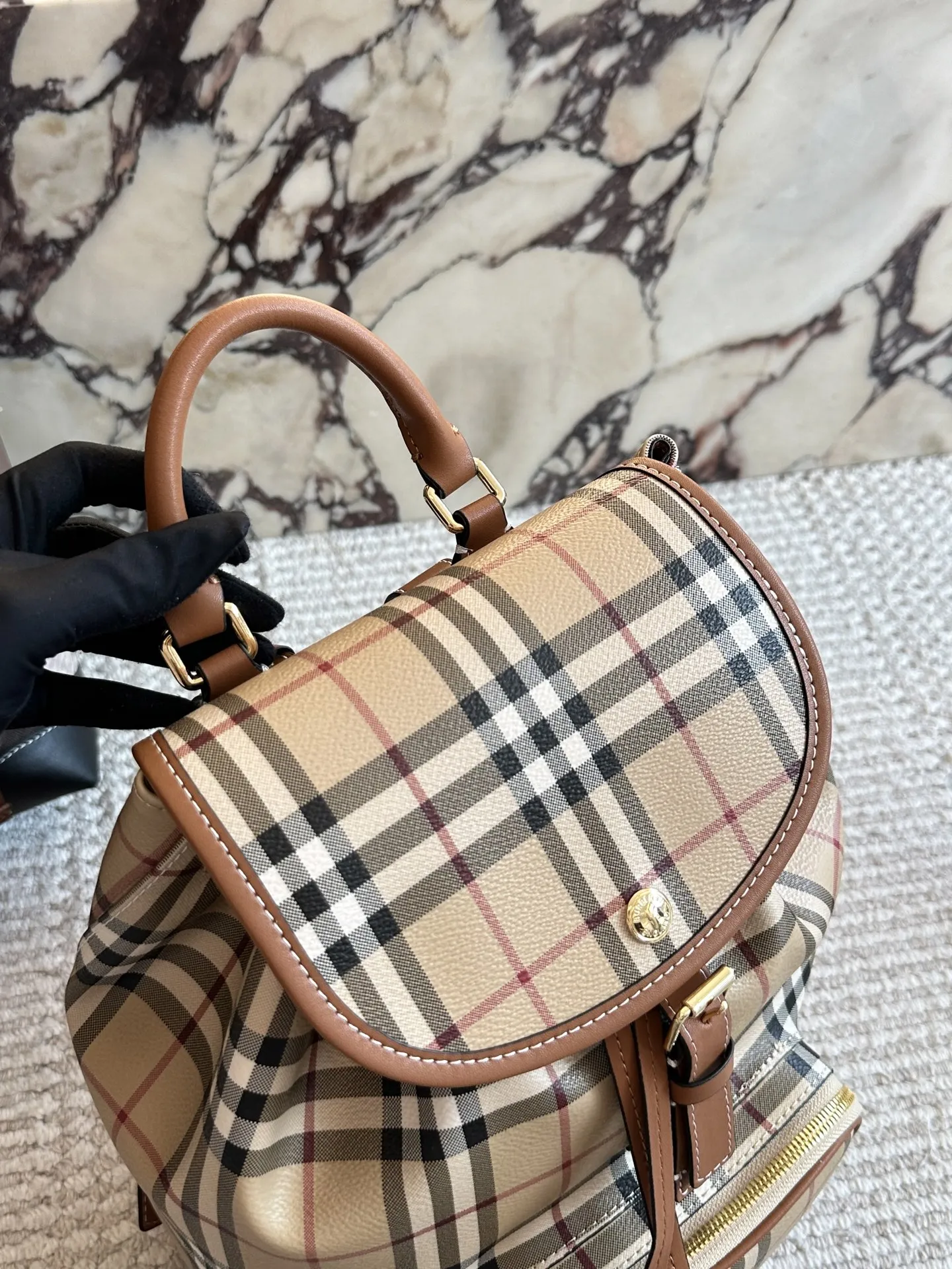 p195 超级乖的格纹双肩包 终于终于到货啦!!!这要经典格纹的女士双肩包, 不要 太乖哦背起来一白容量也很大, 经典又百搭,博柏利双肩 包#享 #burberry #格纹双肩 包27×35