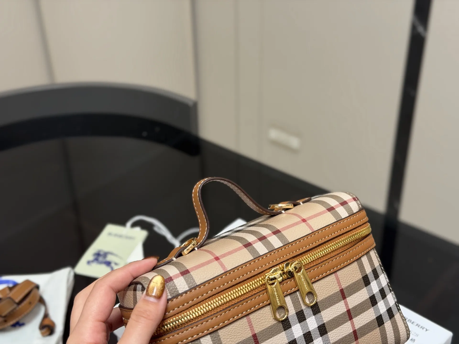 &yen;170 配盒 size：19.13 巴宝莉 LP小盒子包 性价比超高的一只格纹小盒子 真的好可爱呀 可甜可盐太可爱啦！ 可以手拿可以肩背长度刚刚好