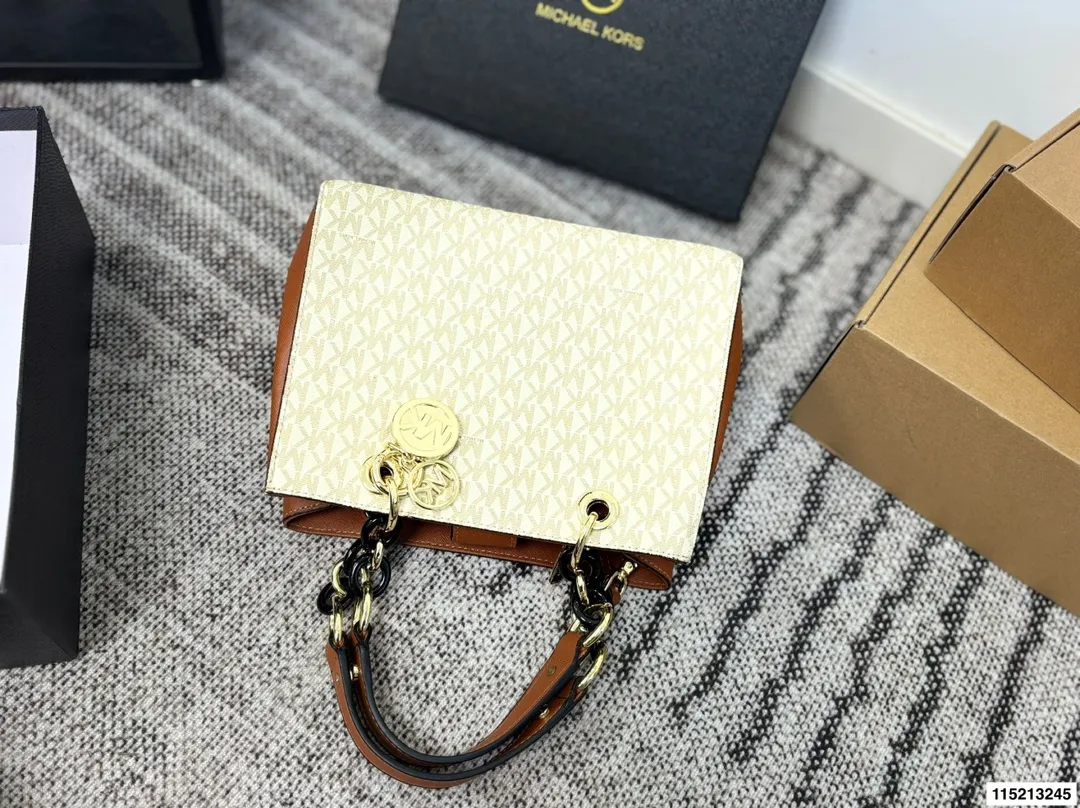 p145 配盒 尺寸25×19 MK 新款老花托特包购物袋托特包 标志性logo印花,🉑️手提斜挎,出行、游玩都可以带上它❗️