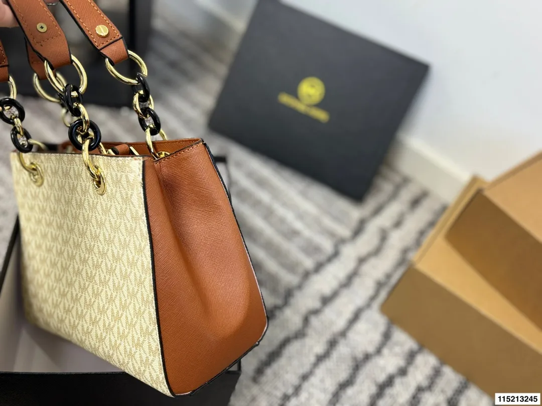 p145 配盒 尺寸25×19 MK 新款老花托特包购物袋托特包 标志性logo印花,🉑️手提斜挎,出行、游玩都可以带上它❗️