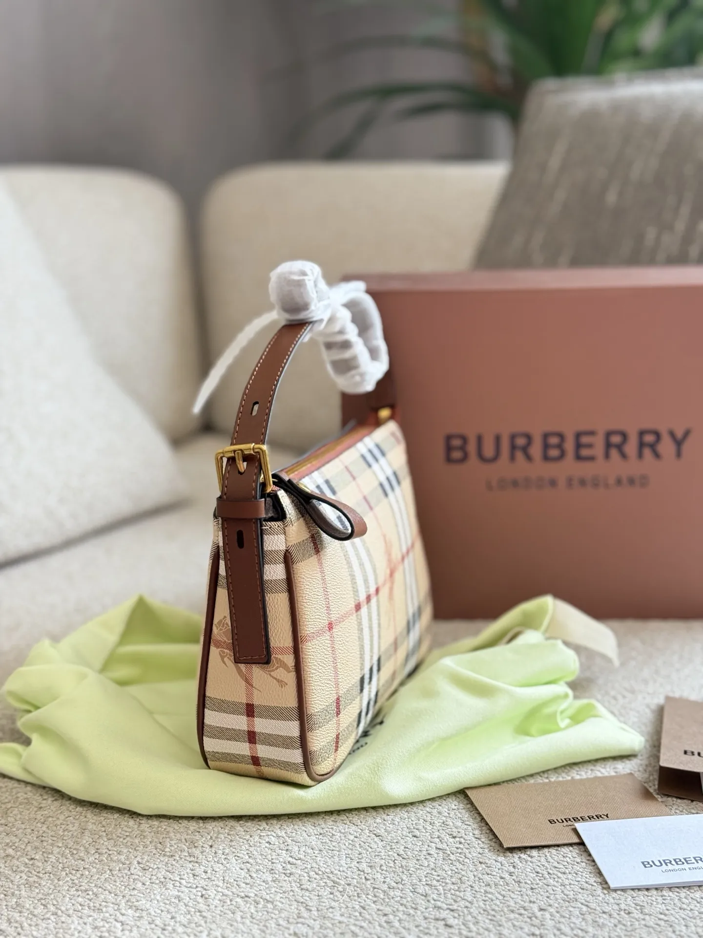 p100 burberry|舍 不得扒出来的宝藏包包新入的burberry麻将包~ 老花麻将包很实用皮质柔软!日日非常的百搭复古高级感 背出去逛街被问了好多次o把这个宝藏包包分享给姐妹们~记得捂紧自己的口袋9哟