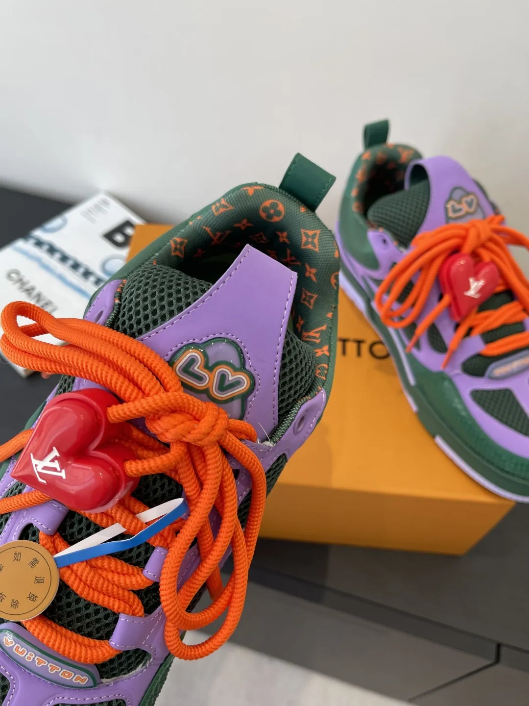 400💰新版面 Louis Vuiton路易威登 Skate系列面包鞋滑板鞋 运动鞋(配饰➕60❗️) LV Skate从2020年开始延续The View专业滑板鞋款,这种风格延续了90年代肥大的版型。设计师们添加了俏皮的元素,例如开放式网面鞋舌和向Axion、es和DC致敬的夸张鞋带。这款LVSK8运动鞋不同于典型的滑板鞋,它采用牛巴革制成,带有TPU饰边和Monogram纹理。最后,还有鞋跟和鞋舌上的logo以及侧面花卉图案。 面料:原版定制头层牛皮+透气网面 内里:原版进口透气网里 鞋底:原版开模tpu大底 码数:35-45