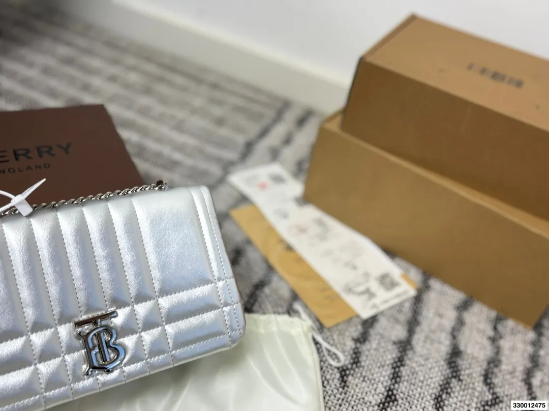 p165 配礼盒 burberry Lola新品链条包 软软的皮质加上珩缝工艺写满了高级! 和我的基础款怎么搭都好看! 尺寸22.15