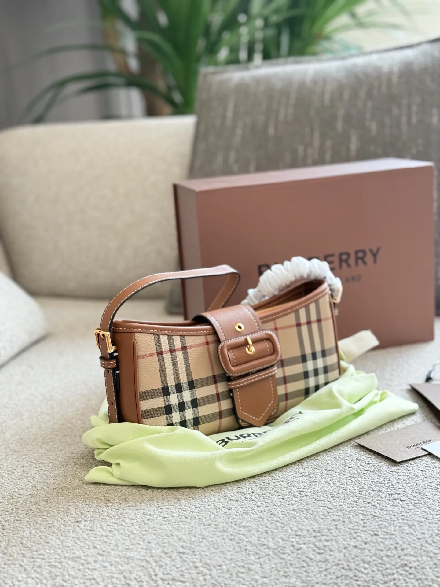 p155 你的夏日必备包款|BURBERRY 采用BURBERRY品牌典藏格纹，将复古的英伦风展现得淋漓尽致，不同的包型可以打造不同的风格体验感25cm