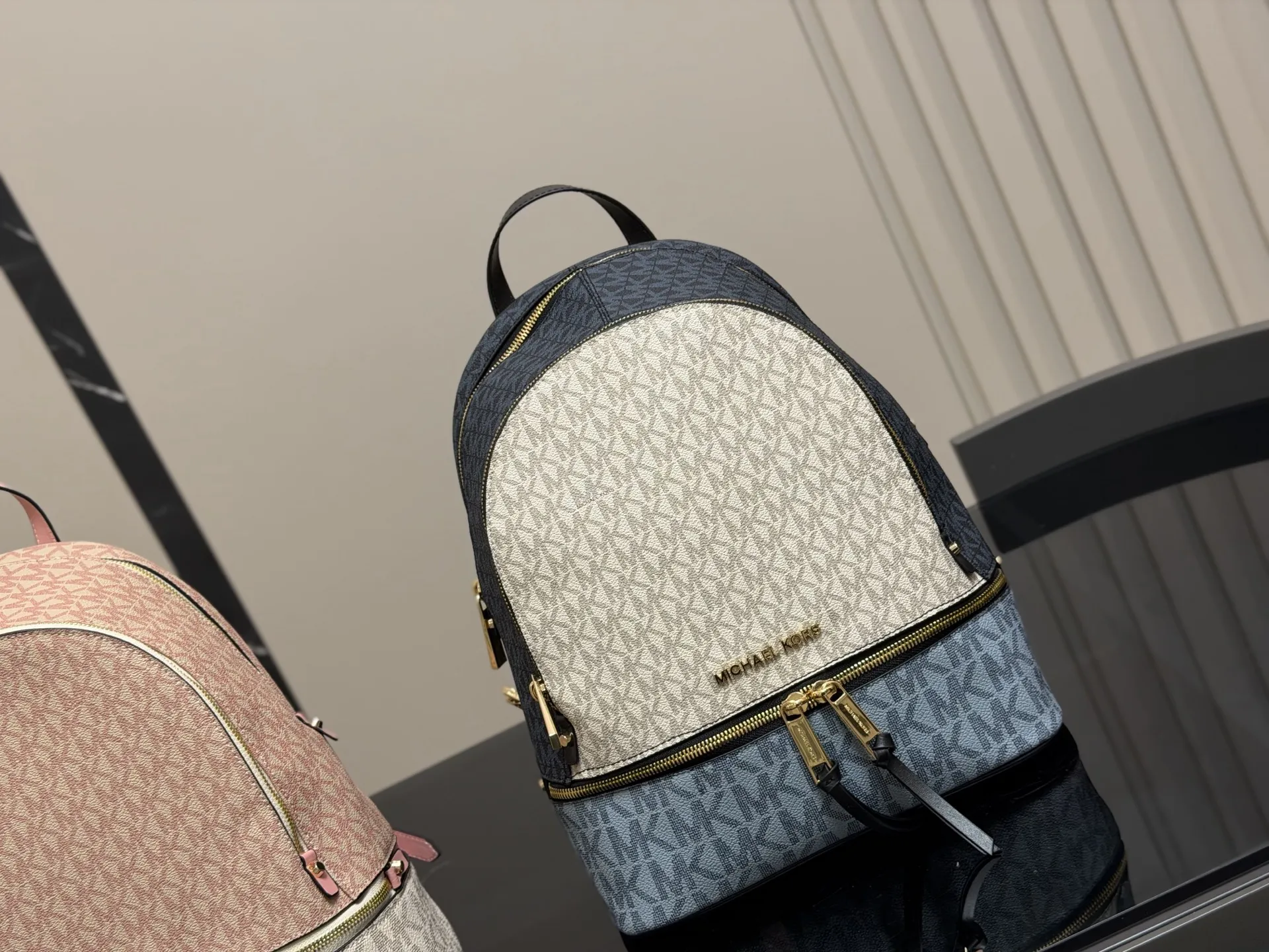 ¥190 配盒 MICHAEL KORS女包 新款RHEA ZIP拼色LOGO印花女士双肩包背包旅行拉链书包 Mk双肩算是所有同款中高端系列 Mk作为轻奢品牌原本价格就走平民路线 所以这种经典复古款式是势必要入一只的了 秋季计划出游提上日程的宝宝们 必备一款轻便容量又大的双肩哦! 简单耐用 大容量 实用性很强! 30×32cm