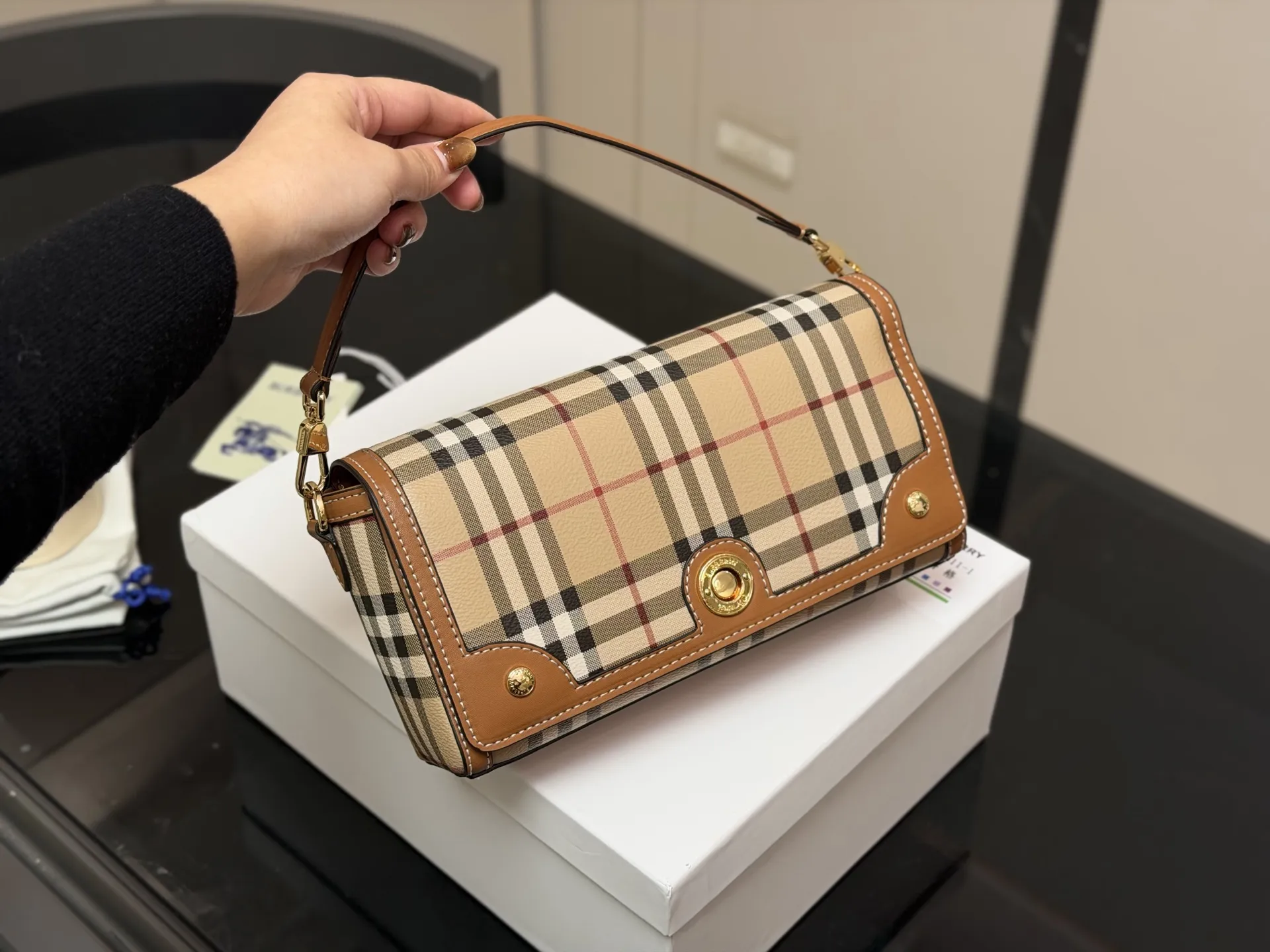 &yen;170 配盒 size：24*13cm 巴宝莉帆布邮差包！ 自带vintage气质。 橄榄绿看起来更有质感，更特别。