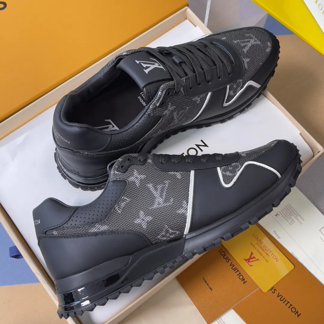 顶级版本:男款390💰 LV 路易威登 驴牌L家 经典Run Away系列 休闲 运动鞋 老爹鞋 原版购入开发 做货 本款 Run Away 运动鞋融汇品牌经典 Monogram 压纹粒面牛皮革和 Epi 牛皮革,以坡跟橡胶外底诠释跑鞋灵感。LV 字母和路易威登巴黎标识分别点缀鞋舌和后部 配送专柜精美包装🛍📦 ▪️ 面料:原版定制进口头层牛皮 ▪️ 内里:原版定制羊皮+透气网里 ▪️ 鞋底:原版开模防滑TPU材质 ▪️ 底厚:4CM ▪️ Size: 男款39-46